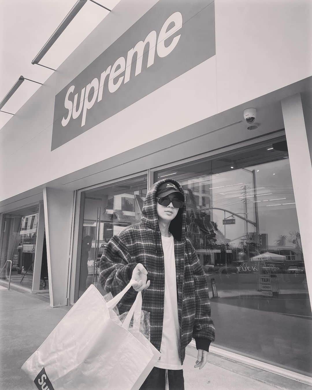 SONG（ソン・ユンヒョン）さんのインスタグラム写真 - (SONG（ソン・ユンヒョン）Instagram)「#Supreme in LA」9月17日 8時29分 - sssong_yh