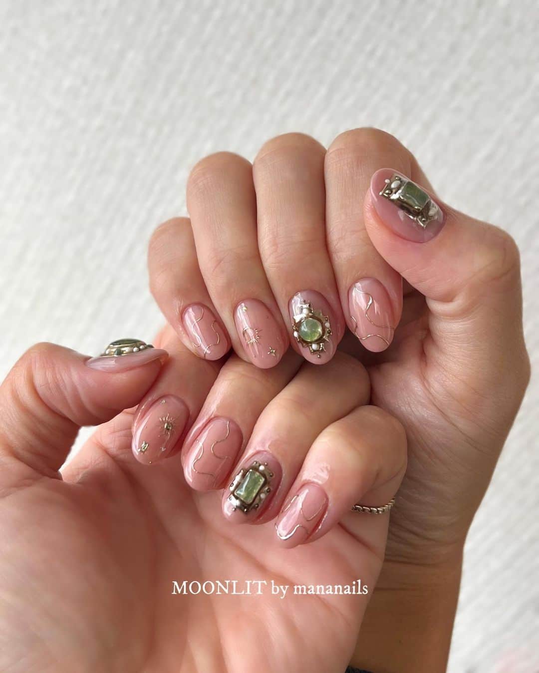 mananailsのインスタグラム：「antique pearl jewelry🍐💫  グリーン系のリクエストだったので グリーンの石のジュエリーに🍐💫  ☾120minオフ込み」