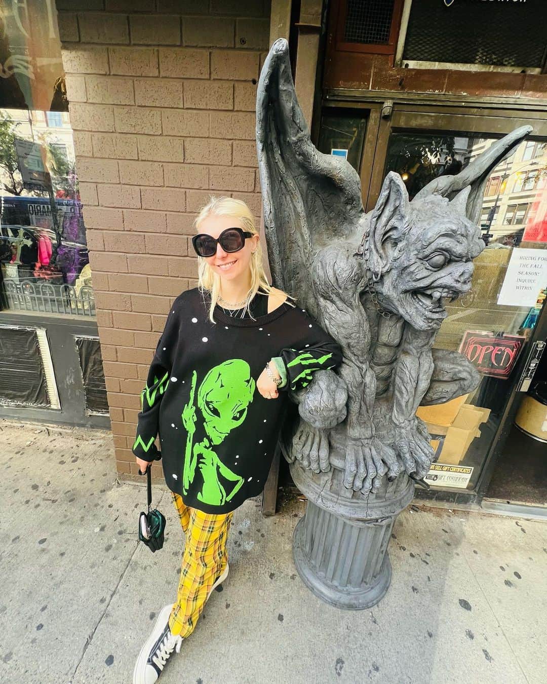 のインスタグラム：「Getting ready with the gargoyles for 🎃🎃🎃」