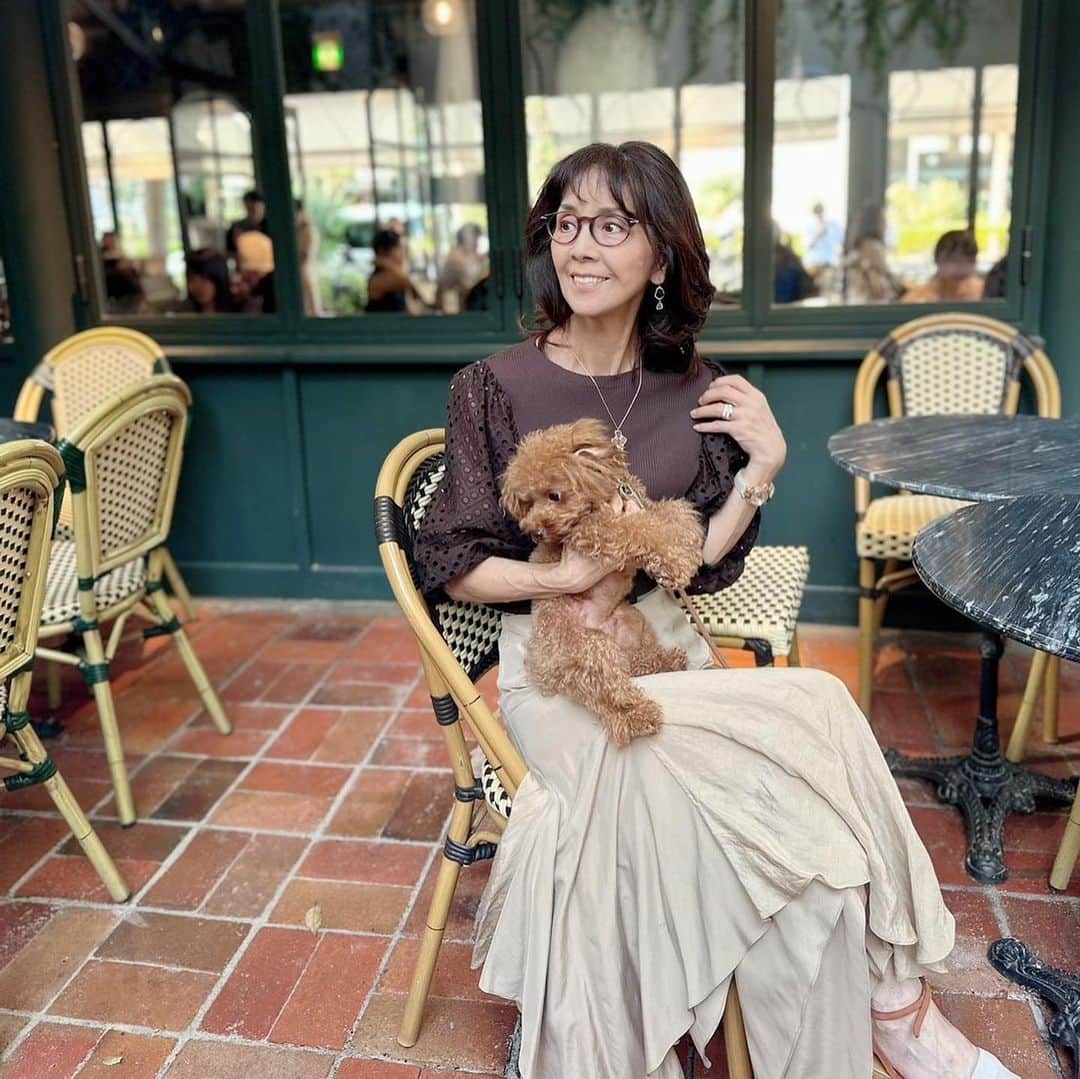 のインスタグラム：「@cafe_michelangelo が改装オープンということで早速訪れてきました。 しばらくぶりのミケランジェロ、レアと楽しみました🧸☕️ 素敵な日曜日を！  　  #柏木由紀子ファッションクローゼット 好評発売中！ #楽天ブックスファッション部門1位獲得 #発売前重版 #坂本九音楽事務所 #坂本九 #坂本九柏木由紀子 #シニアファッション #シニア世代のファッション番長 #75歳 #70代コーディネート #60代コーディネート #50代コーディネート #柏木マダム #カシワギマダム #由紀子巻き #60代ヘアスタイル」