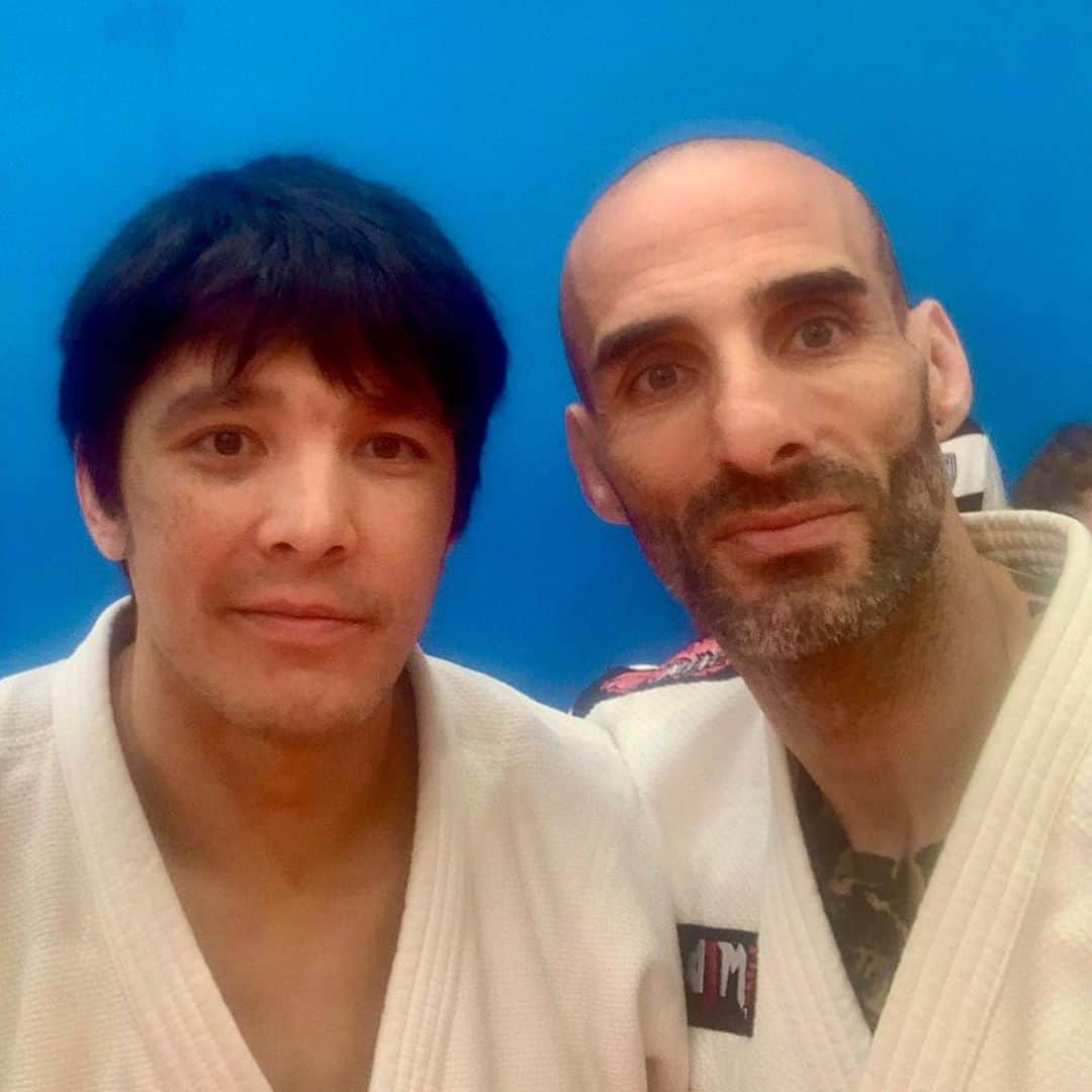 海老沼匡さんのインスタグラム写真 - (海老沼匡Instagram)「❌STAGE JUDO MADRID 2023❌Una semana he necesitado para analizar y asimilar lo que paso en el @stagejudomadrid 2023. DATOS: ❇️1243 participantes‼️ ❇️Representantes de 22 países. ❇️Presencia de todas las CC.AA de España. ❇️Medallistas olímpicos y mundiales. 🤯UNA PU7A LOCURA‼️ ⚠️RECORD🇪🇸STAGE CON + JUDOKAS en una sesión de entrenamiento en la historia de España (yo no he visto nunca ni en Europa, ni en el mundo el número de judokas que vi en nuestro tatami en estos días 🤐) Socio(@kiyoshi_uematsu ) hace 10 años hablamos de un proyecto, algo nuestro, algo que aportar al Judo español. Una década demucho trabajo, ilusiones, dificultades, zancadillas, sudor (físicmental), inversión de tiempo y dinero, podemos decir que, ¡lo hemos conseguido! Cada año convertimos en realidad las ilusiones de muchos judok@s trayendo a sus ídolos y poniéndoles al alcance de todos nuestros participantes. Tenemos un producto tan bonito que nadie se lo quiere perder. Gracias Kio por tu lealtad, confianza y amistad. Gracias a ti y a otros(no muchos) aún sigo creyendo en  los valores de nuestro deporte. Y en la amistad.Sigamos diez años más a ver qué pasa 🤝🏼😝. Sin duda, hay dos culpables del éxito de este stage: 🇯🇵SHOHEI ONO @ono0203 🇯🇵 gracias por tu Judo, por enseñarnos que no hay grandes secretos en nuestro deporte, solo hay que invertir 7 horas diarias, 6 días a la semana, de toda una vida. Gracias por venir a España como primer stage después de tu retirada y hacer a mi país parte de la historia de una leyenda como tú. Y sobre todo, gracias personalmente por hacer realidad un sueño personal, tener a uno de mis judokas favoritos en mi casa GRACIAS ONO SAN ☝🏽🥋🫵🏽. 🇮🇹ELIO VERDE @elioverde 🇮🇹 El mio fratello!🤌🏽Gracias por estar , gracias por todo(tu ya me entiendes🙏🏻) pero sobre todo gracias por enamorarnos con tu Judo y tu personalidad. Jamas olvidaré lo que hiciste por acompañarme 🫡❤️🫵🏽. Mil gracias  a @masashi_ebinuma ,eres ejemplo para todos de lo que debe ser un judoka 🥹❤️🫵🏽 Y x supuesto gracias Mingo,Rafita,Javi,Ari,Malin,Amador,Piñe,Urqui a todo el @ajmjudo , sponsors y judokas de todo el mundo 🌍 ❤️GRACIAS POR VENIR ❤️➡️STAGE JUDO MADRID 2024⬅️HA-JIME‼️ #judo」9月17日 8時35分 - masashi_ebinuma