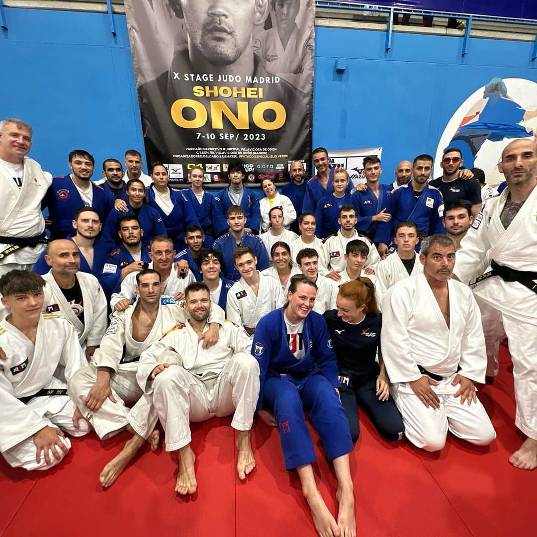 海老沼匡さんのインスタグラム写真 - (海老沼匡Instagram)「❌STAGE JUDO MADRID 2023❌Una semana he necesitado para analizar y asimilar lo que paso en el @stagejudomadrid 2023. DATOS: ❇️1243 participantes‼️ ❇️Representantes de 22 países. ❇️Presencia de todas las CC.AA de España. ❇️Medallistas olímpicos y mundiales. 🤯UNA PU7A LOCURA‼️ ⚠️RECORD🇪🇸STAGE CON + JUDOKAS en una sesión de entrenamiento en la historia de España (yo no he visto nunca ni en Europa, ni en el mundo el número de judokas que vi en nuestro tatami en estos días 🤐) Socio(@kiyoshi_uematsu ) hace 10 años hablamos de un proyecto, algo nuestro, algo que aportar al Judo español. Una década demucho trabajo, ilusiones, dificultades, zancadillas, sudor (físicmental), inversión de tiempo y dinero, podemos decir que, ¡lo hemos conseguido! Cada año convertimos en realidad las ilusiones de muchos judok@s trayendo a sus ídolos y poniéndoles al alcance de todos nuestros participantes. Tenemos un producto tan bonito que nadie se lo quiere perder. Gracias Kio por tu lealtad, confianza y amistad. Gracias a ti y a otros(no muchos) aún sigo creyendo en  los valores de nuestro deporte. Y en la amistad.Sigamos diez años más a ver qué pasa 🤝🏼😝. Sin duda, hay dos culpables del éxito de este stage: 🇯🇵SHOHEI ONO @ono0203 🇯🇵 gracias por tu Judo, por enseñarnos que no hay grandes secretos en nuestro deporte, solo hay que invertir 7 horas diarias, 6 días a la semana, de toda una vida. Gracias por venir a España como primer stage después de tu retirada y hacer a mi país parte de la historia de una leyenda como tú. Y sobre todo, gracias personalmente por hacer realidad un sueño personal, tener a uno de mis judokas favoritos en mi casa GRACIAS ONO SAN ☝🏽🥋🫵🏽. 🇮🇹ELIO VERDE @elioverde 🇮🇹 El mio fratello!🤌🏽Gracias por estar , gracias por todo(tu ya me entiendes🙏🏻) pero sobre todo gracias por enamorarnos con tu Judo y tu personalidad. Jamas olvidaré lo que hiciste por acompañarme 🫡❤️🫵🏽. Mil gracias  a @masashi_ebinuma ,eres ejemplo para todos de lo que debe ser un judoka 🥹❤️🫵🏽 Y x supuesto gracias Mingo,Rafita,Javi,Ari,Malin,Amador,Piñe,Urqui a todo el @ajmjudo , sponsors y judokas de todo el mundo 🌍 ❤️GRACIAS POR VENIR ❤️➡️STAGE JUDO MADRID 2024⬅️HA-JIME‼️ #judo」9月17日 8時35分 - masashi_ebinuma