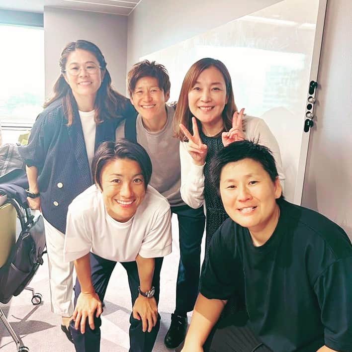 日々野真理のインスタグラム：「らぶ🩷  今年も日本サッカー殿堂掲額式典の司会を つとめさせていただきました。  今年は、2011ワールドカップを優勝したチームとして、 なでしこジャパンも殿堂入り。式典後に、控え室で📷✨✨  #日本サッカー殿堂掲額式典」