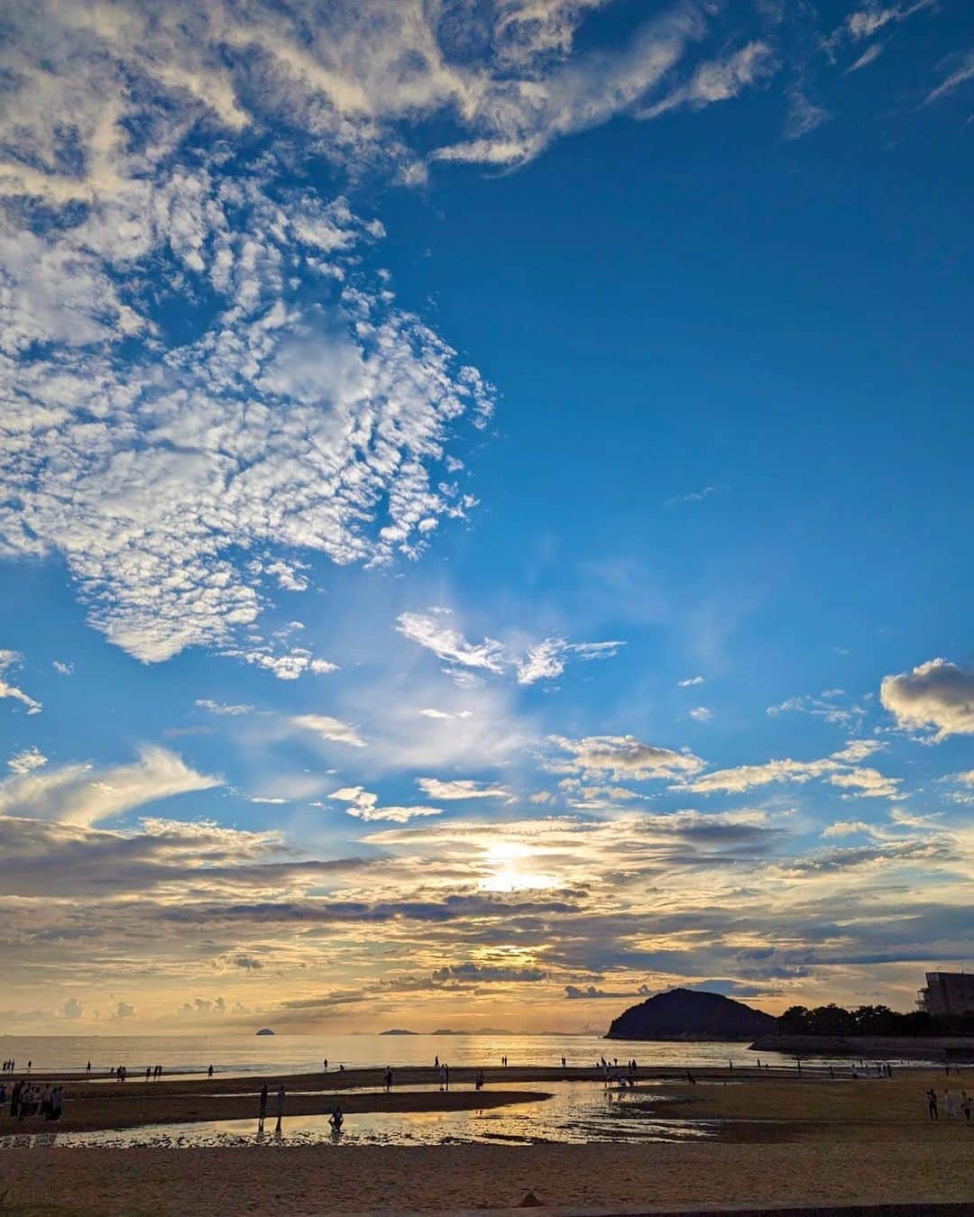 乙武洋匡さんのインスタグラム写真 - (乙武洋匡Instagram)「#日本のウユニ塩湖 と呼ばれる #父母ヶ浜 。#香川県三豊市 にあるこの浜は、一方を海に、三方を山に囲まれた遠浅の海岸。そして夕暮れに風が止まる瀬戸内海特有の「#瀬戸の夕凪」という現象もあり、砂浜の上に現れる潮だまり（水たまり）にまるで鏡の様に空が映し出されることで有名です。  SNSに投稿された一枚の写真により多くの人が訪れるようになった #三豊市。#夕陽 の美しさも息を呑むほどなので、ぜひ訪れてみてほしい場所です。  #香川県 #香川旅行 #香川観光 #香川観光スポット #父母が浜 #父母ヶ浜海岸 #父母ヶ浜ぐらむ」9月17日 8時50分 - ototake_official
