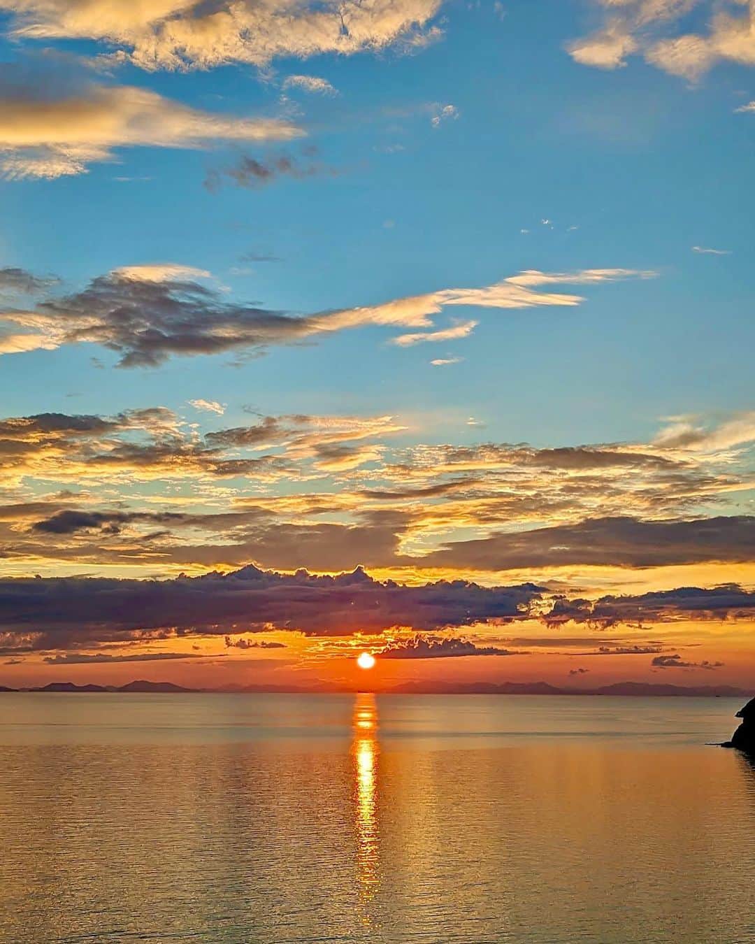 乙武洋匡さんのインスタグラム写真 - (乙武洋匡Instagram)「#日本のウユニ塩湖 と呼ばれる #父母ヶ浜 。#香川県三豊市 にあるこの浜は、一方を海に、三方を山に囲まれた遠浅の海岸。そして夕暮れに風が止まる瀬戸内海特有の「#瀬戸の夕凪」という現象もあり、砂浜の上に現れる潮だまり（水たまり）にまるで鏡の様に空が映し出されることで有名です。  SNSに投稿された一枚の写真により多くの人が訪れるようになった #三豊市。#夕陽 の美しさも息を呑むほどなので、ぜひ訪れてみてほしい場所です。  #香川県 #香川旅行 #香川観光 #香川観光スポット #父母が浜 #父母ヶ浜海岸 #父母ヶ浜ぐらむ」9月17日 8時50分 - ototake_official