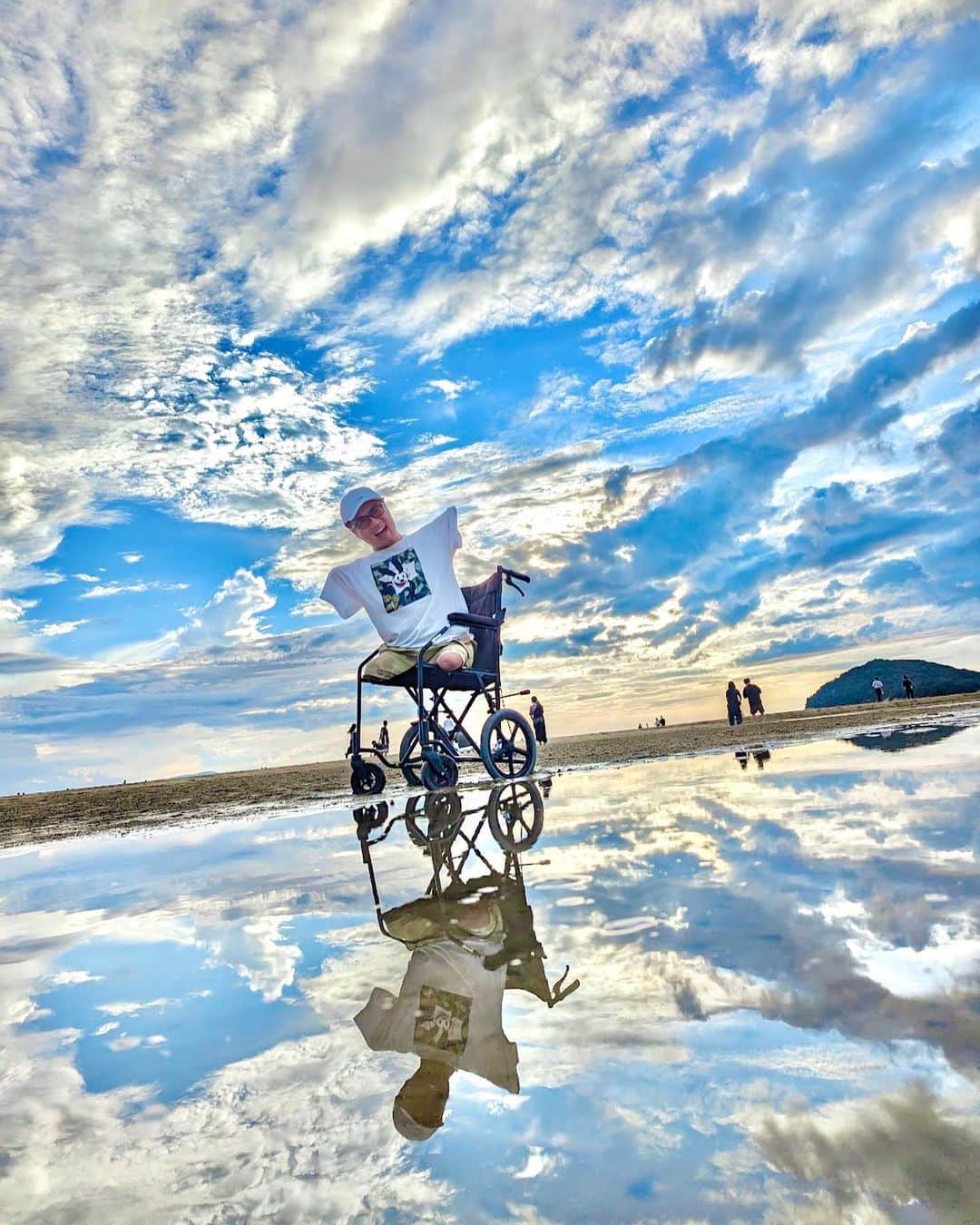 乙武洋匡のインスタグラム：「#日本のウユニ塩湖 と呼ばれる #父母ヶ浜 。#香川県三豊市 にあるこの浜は、一方を海に、三方を山に囲まれた遠浅の海岸。そして夕暮れに風が止まる瀬戸内海特有の「#瀬戸の夕凪」という現象もあり、砂浜の上に現れる潮だまり（水たまり）にまるで鏡の様に空が映し出されることで有名です。  SNSに投稿された一枚の写真により多くの人が訪れるようになった #三豊市。#夕陽 の美しさも息を呑むほどなので、ぜひ訪れてみてほしい場所です。  #香川県 #香川旅行 #香川観光 #香川観光スポット #父母が浜 #父母ヶ浜海岸 #父母ヶ浜ぐらむ」