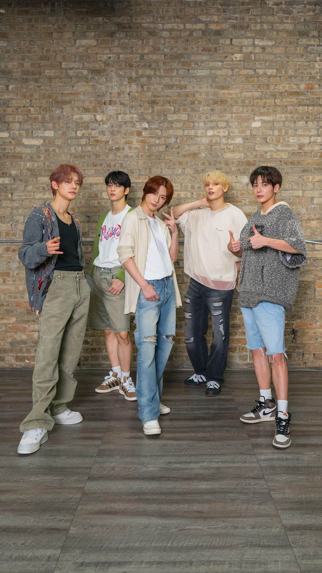 Instagramのインスタグラム：「What does it take to be a K-pop star? Ask South Korean group TOMORROW X TOGETHER (@txt_bighit).  Here’s what the five members — Soobin, Yeonjun, Beomgyu, Taehyun and Hueningkai — believe are the key components of K-pop artistry:  ✨ Self-expression 🔥 Countless rehearsal hours ✨ Epic choreography  Join TXT in rehearsals to see if you’ve got what it takes to be a K-pop artist, and check out their new track “Back for More (with Anitta)”.」