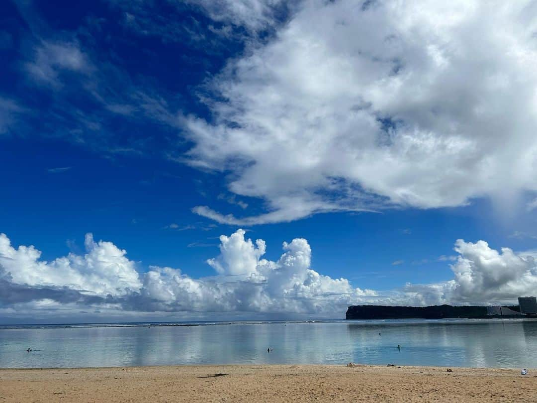 はるちゃんさんのインスタグラム写真 - (はるちゃんInstagram)「Ypao Beach🏝️ ホテルの近くに綺麗なビーチがあるって聞いて朝イチで行ってきた〜！ めっちゃ綺麗だったしタモン地区にホテル取った人はおすすめのビーチ⛱️😚  #ypaobeach #イーパオビーチ #guam #グアム #グアム旅行 #グアムビーチ #guambeach」9月17日 14時28分 - haru_323