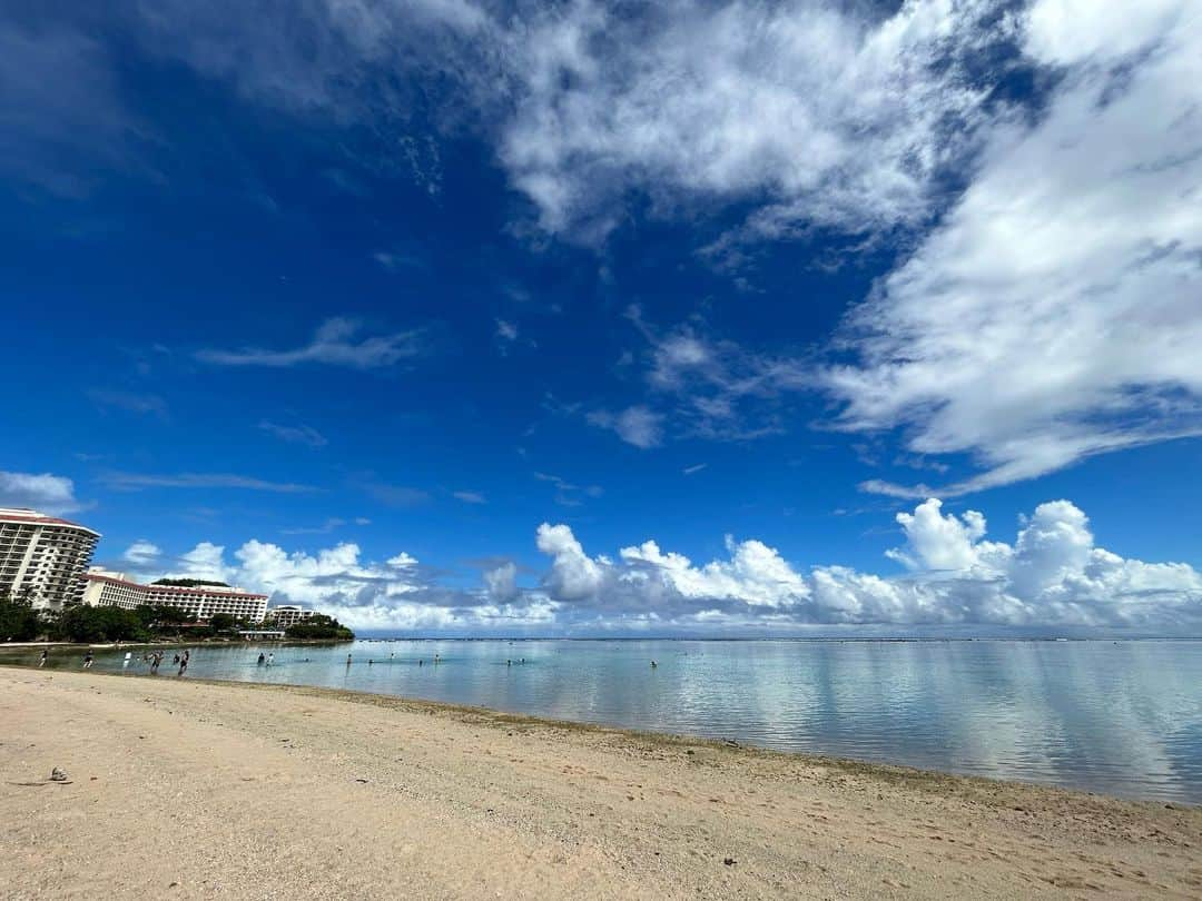 はるちゃんさんのインスタグラム写真 - (はるちゃんInstagram)「Ypao Beach🏝️ ホテルの近くに綺麗なビーチがあるって聞いて朝イチで行ってきた〜！ めっちゃ綺麗だったしタモン地区にホテル取った人はおすすめのビーチ⛱️😚  #ypaobeach #イーパオビーチ #guam #グアム #グアム旅行 #グアムビーチ #guambeach」9月17日 14時28分 - haru_323