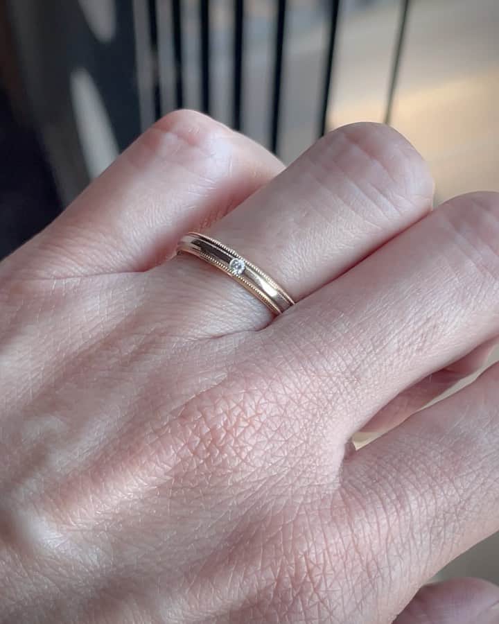 Danke schön ダンケ 金沢 結婚指輪 鍛造のインスタグラム：「・ ・ ハイ🙌🏻 今日のバウアーさんは これにします。 ・ ・ ｢結婚指輪」と言われなくても このモデル ・ ・ 暗黙の了解の如く 『結婚指輪』らしい のですが🤭 ・ ・ 勿論！ バウアーにもあります。 ・ ・ が‼︎ ・ ・ 見た目は 同じように見えても ・ ・ 動画を見てたら 『えっ！』😱じゃないですか？ ・ ・ ミル打ちの由来の『千年の粒』の粒々が キラキラ🤩しているの分かります？ ・ ・ 見た目 似ていたとしても ・ ・ 指輪の｢地金」に拘り 指輪の｢作り方」に拘りを持っていれば ・ ・ 自ずとその結果が このミル打ちの1粒にも現れ ・ ・ その集合体が今回の動画に映し出された ｢ちゅぶちゅぶ」ミル打ちとなる訳です。 ・ ・ ミル打ちと言えども 侮れないミル打ちじゃないですか🤭 ・ ・ このモデルは 2色3層の接合モデルからの ミル打ち加工で仕上げてます。 ・ ・ ・ ・ ・  ・ ・ 📷動画:窓際より撮影 ・ ・ ・ ・ ・ 【工業系 鍛造削り出し】 🇩🇪クリスチャンバウアー 専門店 ・ ・ ワンランク上をいくノウハウの クリスチャンバウアーの選び方なら 『Danke schön 』 ・ ・ ・ —— 𝐃𝐚𝐧𝐤𝐞——— ▪︎ Instagramプロフィール 🔜 @danke2005  —————————————————————𝐒𝐜𝐡⍥𝐧——— ・ ・ #クリスチャンバウアー金沢 #鍛造指輪 #鍛造リング #結婚指輪 #結婚指輪オーダー #切削加工 #結婚指輪探し #結婚指輪選び #指輪探し #指輪選び #マリッジリング #結婚指輪金沢 #金沢結婚指輪 #セカンドリング #結婚指輪買い替え #地金屋鍛造 #ブライダルリング #結婚記念日 #ベビーリング #ドイツリング #クリスチャンバウアーダンケ #クリスチャンバウアーdanke #ミルグレイン #ミル打ち   ------------------------------------------✈︎ ---------  鍛造削り出し 🇩🇪クリスチャンバウアー 専門店 『𝐃𝐚𝐧𝐤𝐞 𝐬𝐜𝐡⍥𝐧』 ・ • 営業時間 am11:00〜pm9:00 • 定休日 : 木曜日 • 駐車場 : 店舗前OK • ご予約 : 優先 ・ ・ ——𝐃𝐚𝐧𝐤𝐞——————————————— ▪︎トップページ 🔜 @danke2005 ———————————————————-𝐒𝐜𝐡⍥𝐧————」