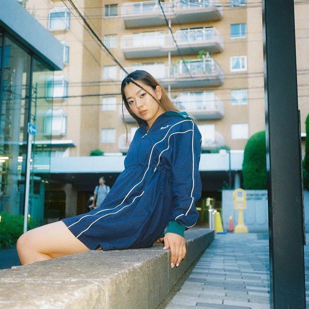 武部柚那のインスタグラム：「PUMA ONE-LINE dress💚💙  胸下の所で絞れるから自由にラインも変えれるところが好き! 可愛い靴下にスニーカーでもきっと可愛いなぁ🤫  @pumajapan  #PUMA #プーマ #プーマグラム #ONELINE」