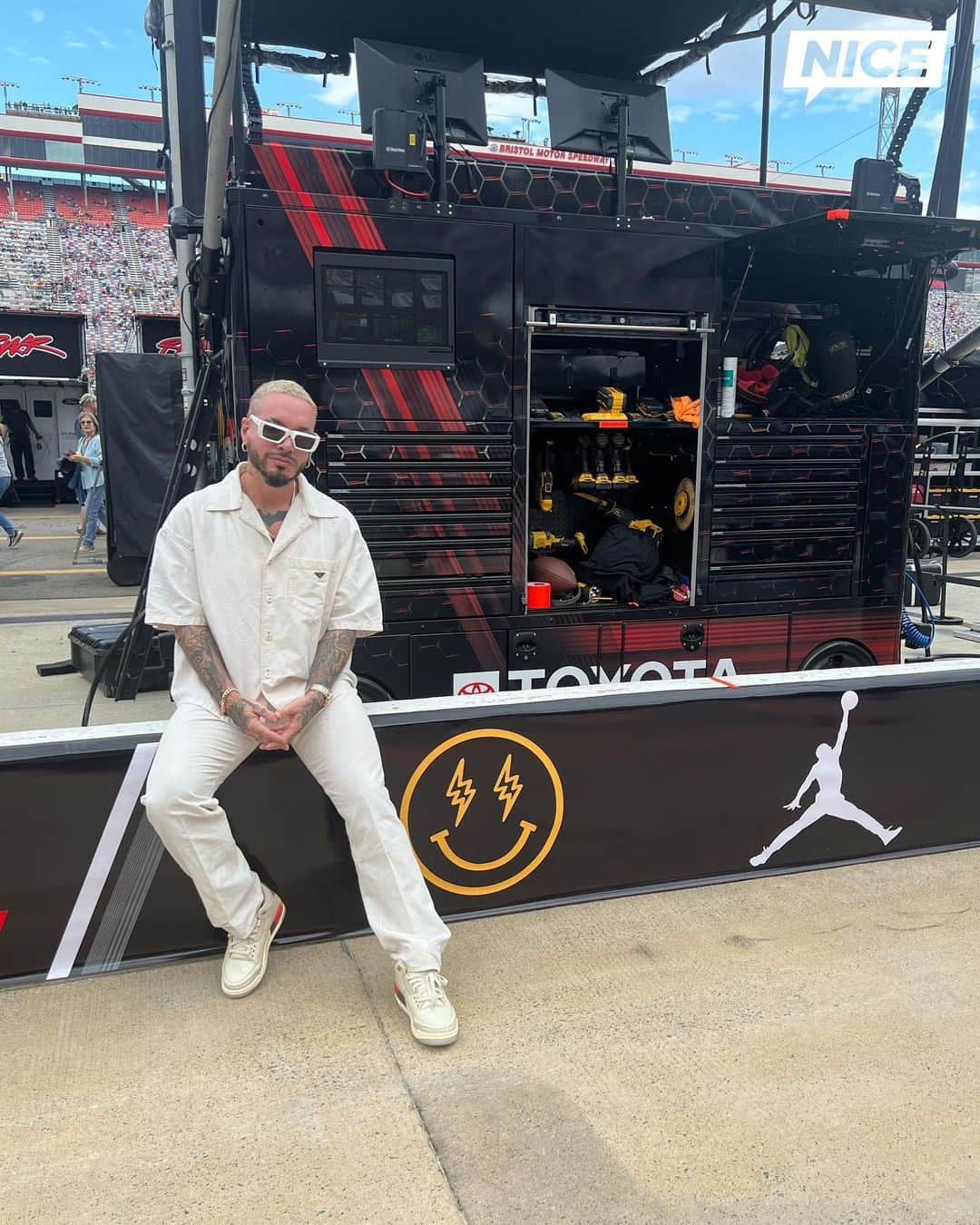 Nice Kicksさんのインスタグラム写真 - (Nice KicksInstagram)「From Colombia to Bristol, Tennessee 🇨🇴 @jbalvin pulled up to @itsbristolbaby to see his Air Jordan 3-inspired @23xiracing racecar in the @nascar Cup Series 🌅🔥🏁」9月17日 9時03分 - nicekicks