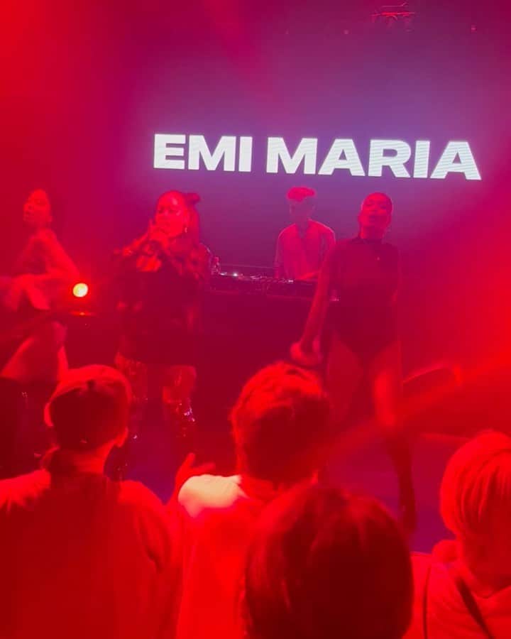 EMI MARIAのインスタグラム：「What a night📹🤍⚡️☁️  @ruka_madrit  @rino_kurihara  @fofezzy  @saburou_guitar  🎥by @mabchild」