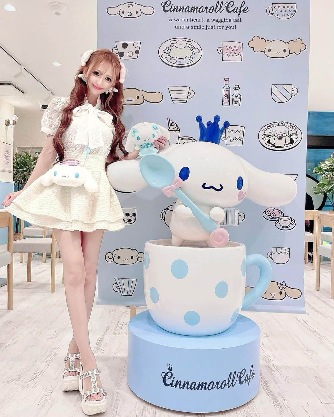 のインスタグラム：「♡ みしぇるまかろんの美脚スカートに新作のホワイトツイードが登場したの😍🤍🤍 ♡ これからの季節にぴったりなツイード素材でお気に入り🤍🤍😘 このバズってる美脚スカートはブラックもピンクももってるくらい愛用シリーズなの🩷🩷🩷 ♡ XSのスカートってなかなかないから小柄さん向けもあるミシェルマカロンはサイズがぴったりでうれしすぎる🥹🫶 ♡ この日はトップスもサンダルも全身まかろんちゃん💕 @michellmacaron_official  #michellMacaron #ミシェルマカロン #マカロンコーデ」