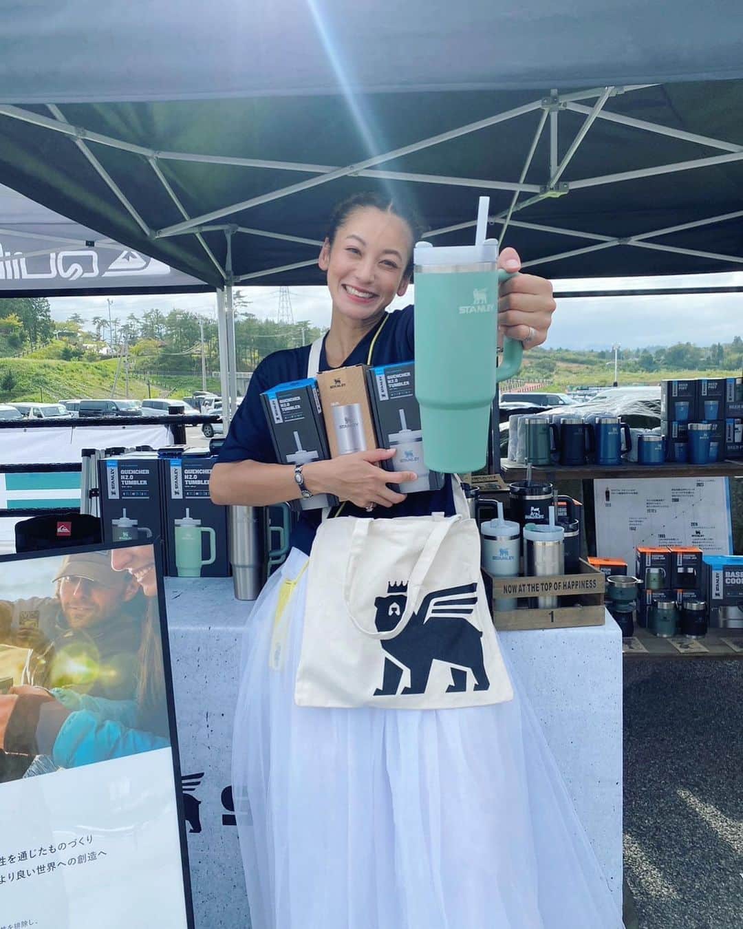 西山茉希さんのインスタグラム写真 - (西山茉希Instagram)「800mℓ入るストロー付きタンブラー🩵🩶🤍  今回のブースで出されているSTANLEYさんのタンブラー😍 @stanley_brand   控えめに言って、最高です🥤。 お家用に親子分購入。 プレゼントシリーズにもランクイン🏆。  カラーバリエもサイズバリエも、ピッチャーとかジョッキとかもあって大好きすぎた🐻👑  愛用即決🎶😋」9月17日 9時26分 - maki.nshiyama50