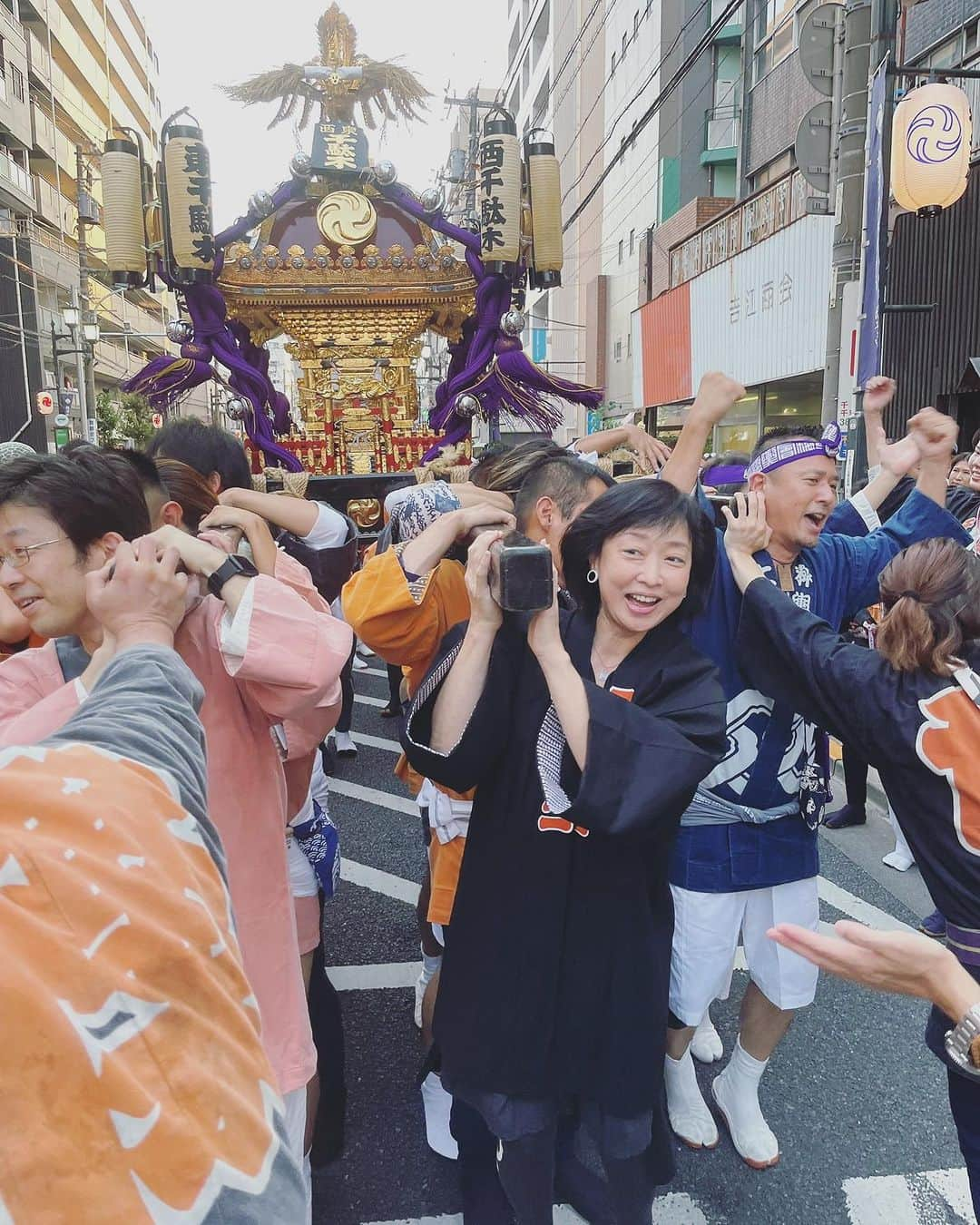 川上麻衣子のインスタグラム：「千駄木にも神輿が戻って来ました。昨日は店舗SWEDEN GRACEの前で少しだけ担がせていただきました！突然のことで、サンダル履きだったので本日はもしもに備えてスニーカーで出勤です！」