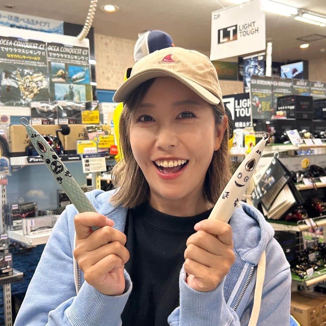 のインスタグラム：「昨日は実釣が終わってからブルーマリンさんで店舗イベントでした😊✨️ 釣りが少し押してしまったのでイベント時間は短くなってしまったんですが、それでも待っていてくれた方やお仕事の都合をつけて遠方から来てくださった方など、ほんとにありがとうございました☺️✨️ beatのオリカラジグも、直接手に取っていただき、また購入して頂きめっちゃ嬉しかったです♥️ 本日も、店内イベントは16時(釣りの時間によって変動するかもです💦)から19時の閉店まで同じ流れでイベントを開催します！ 是非皆さまブルーマリンさんへお立ち寄りください😊✨️ ・ ・ ・ 【ブルーマリン】 〒092-0068 北海道網走郡美幌町三橋2丁目10-6 TEL / 0152-73-3545 営業時間 / 9:00-19:00  https://blue-marlin.co.jp ・ ・ ・  #北海道  #北海道旅行  #女満別  #ブルーマリン  #釣り  #北海道鮭釣り  #鮭釣り  #カラフトマス釣り  #beat」