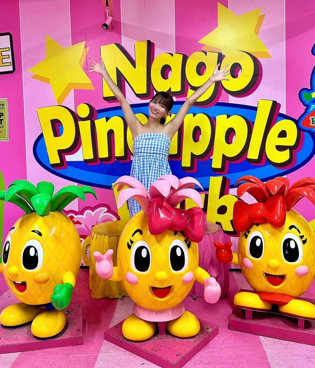 中谷あすみのインスタグラム：「ナゴパイナップルパーク @nagopineapplepark へ🍍  ジャングルの冒険がテーマだそうでカートに乗ったり歩いて散歩しました🫶 パピマルくんファミリー可愛かった💓  ショップにはパイナップルづくしの商品もたくさん並んでいてパインソフト凄く美味しかった🍦  恐竜ゾーンもあったから記念に乗ってみたり🦖 てか東京帰ってきてもパイナップルの歌が頭から消えなくて気がついたら口ずさんでる🤣笑  #ナゴパイナップルパーク #パピマル #パイナップルパーク #名護観光 #沖縄旅行 #あすみ旅 #okinawatrip #okinawa #tripgram #PR」