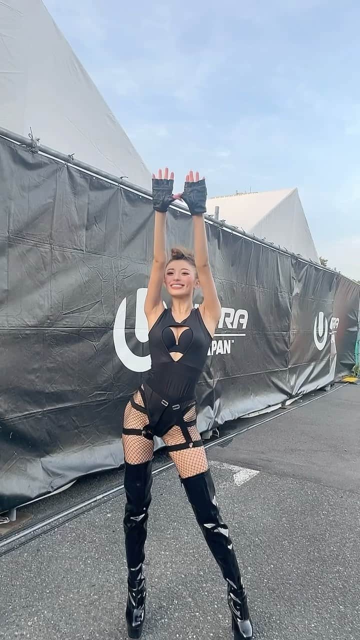 MIYABIのインスタグラム：「取り急ぎ💨  @ultrajapan DAY1最高〜に楽しかったぁ🇯🇵❤️‍🔥  やっぱりフェスが大好きだぁ🫶  DAY2今日も頑張ってきます🔥  後ほどお会いしましょう✨  #cyberjapandancers  #サイバージャパンダンサーズ  #ミヤビーム  #ウルトラジャパン  #ultrajapan2023」