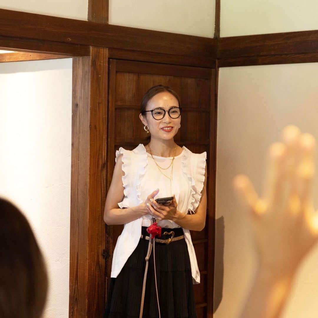 長谷川朋美さんのインスタグラム写真 - (長谷川朋美Instagram)「傷ついても傷つけちゃいけない。Forgive, but never forget.  昨年に引き続きカンタ！ティモール自主上映会を 今年は葉山にて開催しました✨　　  この映画は、 東ティモールが独立するまでの様子を 現地を訪れた日本人女性が ビデオを回して撮った映画です。  陽気な画像から想像できないような過酷な、 そして悲惨な時代が長く続きました。  平和に暮らしている私たちには 想像できないような状況です。  私たちはこうした世界の歴史を 知る必要があると思います。  絶対に繰り返してはいけない…。  自分自身のリマインドのためにも 定期的に見たい、伝えていきたい 素晴らしい映画です。  24年間も続く紛争、大虐殺、 国民の3人に1人が命を落としたという。。  家族が全員が目の前で殺される光景を あなたは想像できますか？  自分に置き換えてみてください。  それがこの国、この時代では 普通に起こっていました。  この時代といっても、 東ティモールが独立したのは2002年なので 今からまだ20年近く前のこと。  私たちその頃、何してた？  その時代、日本ではこんな報道 一切されていませんでしたよね？  このように報道されない事実は 世界に溢れています。  実はこの時、日本は侵略をしていた インドネシア軍に多額の 軍事資金を渡していました。  ということは、  東ティモールのあの悲惨な24年間は 私たちも加害者だったということに とてもショックを受けました。  ただ、東ティモールの人たちの精神が 本当に素晴らしく人としての在り方を 多く学びました。  「傷ついても傷つけちゃいけない」  「大地への敬いがなくなったとき人はダメになる」  東ティモールの人たちは 古くからの大地の教えを元に、 人類はみな兄弟という考えが根付いています。  人や大地を傷つけることは 自分自身を傷つけることと同じ とよくわかっているのです。  だから、インドネシア軍を許した…。  この上映会に参加の方でなんと 東ティモールに数年住まわれていた方が いらっしゃいました。  東ティモールの人たちは まさにこの映画そのままだったと。  彼女が教えてくれた長老の言葉で、  Forgive, but never forget. （許そう、でも決して忘れない）  この言葉の重みを感じます。  この投稿ではとても語りきれない たくさんの想いや感覚が溢れています。  だから是非みていただきたい。  映画終了後には、 皆さんで感想をシェアする時間を設けましたが 涙以上の強さや信念、誓いなどの 言葉がとても印象的でした。  ここにいる皆がひとつになり 平和への祈りを捧げた 素晴らしい体験の場となりました。  ご参加の皆さま、ありがとうございました！  いつも素敵な会場を提供くださる @soso_hayama には感謝です✨  また今回の主催は、 私のオンラインサロン発のエシカルユニット #エシカルビューティーズ の  @kumaki.fashion.beauty と 一緒に行いました。  サポートしてくれたメンバーの @momoyokashiwada  @mitsuyo.ethicalbeauty  @hinata_sunnyday   もありがとう❣️  #戦争は最大の人権侵害 #カンタティモール #東ティモール #Forgivebutneverforget」9月17日 9時45分 - hasegawa.elena.tomomi
