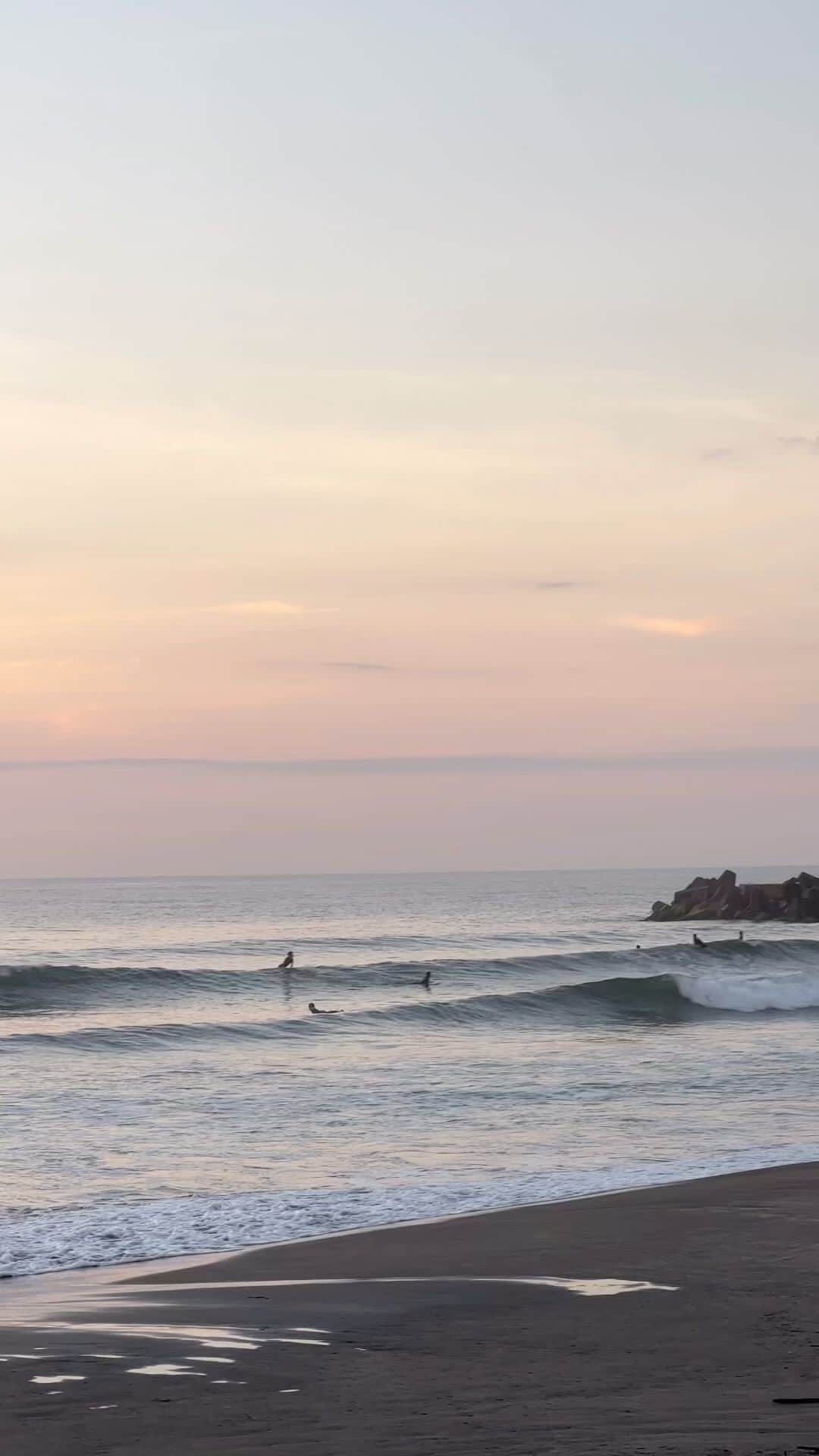 Isseki Nagaeのインスタグラム：「Morning Surf #morningbeach #surfinglife  このあと激混みになりました」