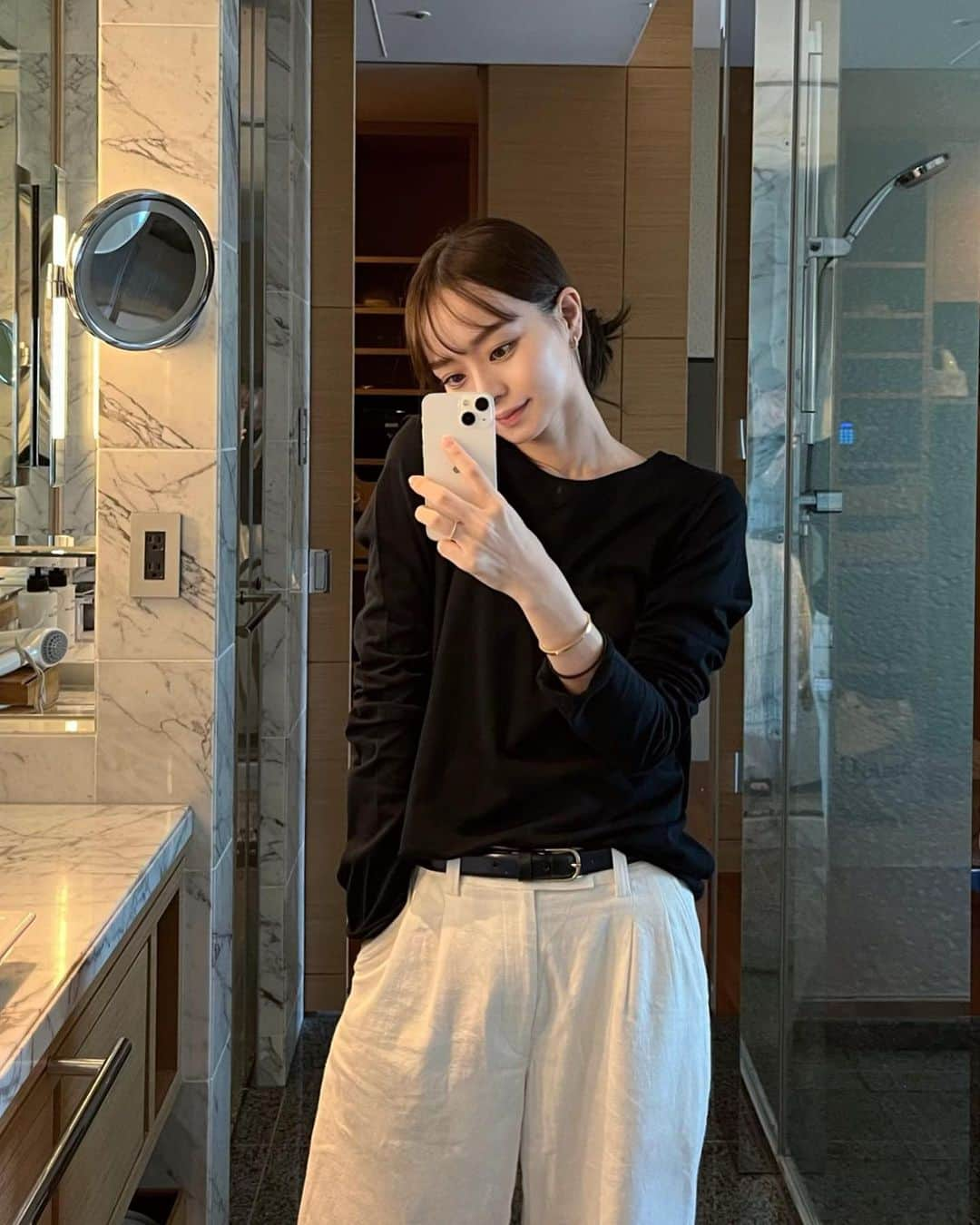 丸林広奈さんのインスタグラム写真 - (丸林広奈Instagram)「Day off🤍  エーゲ海に面したトルコのイズミル地方の農地で、農薬や肥料の厳格な使用基準を守って栽培された良質な綿花をひとつずつ手摘みし紡績されたオーガニックコットン100％を使って作ったIrene long sleeve tee.  Calina pantsと組み合わせるのが気分🤍🤍 @marno__official」9月17日 9時58分 - hironamarubayashi