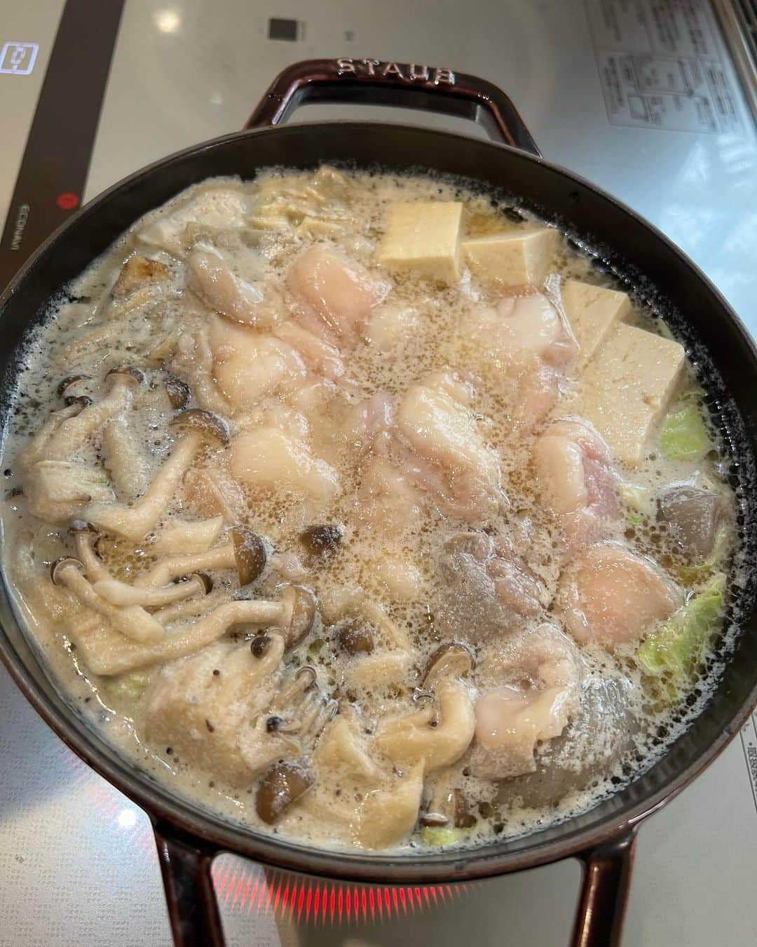 早川愛さんのインスタグラム写真 - (早川愛Instagram)「🍲💛💛  博多にある有名なもつ鍋やさん、 やま中がついにお取り寄せを開始したよーっ✨✨✨ 牛もつとスープを急速冷凍しているのでお店で食べる味と同じだよー✨✨ ぷりぷりのモツがたくさん入ってておいしいー😋💛💛 もつ鍋だいすき💛💛 にんにくは別添えで3袋ついてるから自分好みにできるのもよき✨ 赤坂のお店も本店も行ってみたいなー🤤 @otoriyose_yamanaka  @motsunabe.yamanaka   ・  PR #やま中 #もつ鍋 #お取り寄せ #もつ鍋お取り寄せ #博多もつ鍋 #もつ鍋やま中 #お取り寄せグルメ #福岡グルメ」9月17日 9時52分 - megumegu_1006