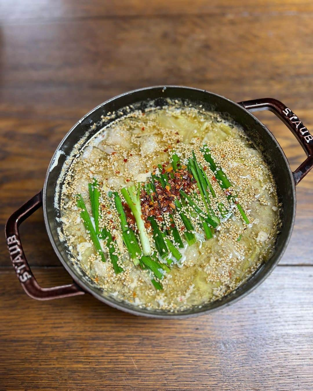 早川愛のインスタグラム：「🍲💛💛  博多にある有名なもつ鍋やさん、 やま中がついにお取り寄せを開始したよーっ✨✨✨ 牛もつとスープを急速冷凍しているのでお店で食べる味と同じだよー✨✨ ぷりぷりのモツがたくさん入ってておいしいー😋💛💛 もつ鍋だいすき💛💛 にんにくは別添えで3袋ついてるから自分好みにできるのもよき✨ 赤坂のお店も本店も行ってみたいなー🤤 @otoriyose_yamanaka  @motsunabe.yamanaka   ・  PR #やま中 #もつ鍋 #お取り寄せ #もつ鍋お取り寄せ #博多もつ鍋 #もつ鍋やま中 #お取り寄せグルメ #福岡グルメ」