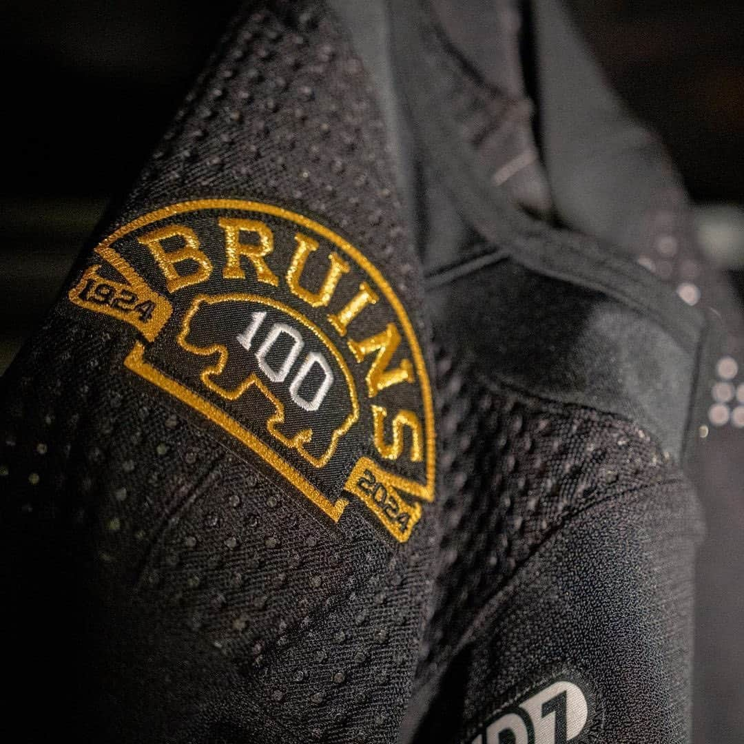 NHLさんのインスタグラム写真 - (NHLInstagram)「A century of the @nhlbruins. 💯  The Boston Bruins have unveiled their Centennial jerseys! 👀  (📸: @nhlbruins)」9月17日 9時57分 - nhl