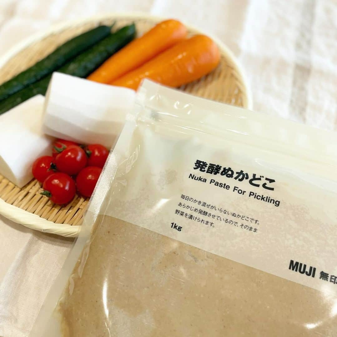 無印良品さんのインスタグラム写真 - (無印良品Instagram)「かき混ぜ不要ですぐ漬けられる、『発酵ぬかどこ』 - 毎日のかき混ぜがいらない、ぬかどこです。あらかじめ発酵させているので、そのまま野菜を漬けられます。  袋にチャックが付いているので、専用の容器の準備も不要。 水洗いしてカットした野菜を袋に入れ、チャックを閉めて冷蔵庫に12～24時間入れておくだけで、ぬか漬けができあがります。  ごはんのお供にはもちろん、チーズやゆで卵のぬか漬けはお酒のおつまみにも。  ▼商品名 発酵ぬかどこ  ▼価格（消費税込み） 890円 - #無印良品 #MUJI #ぬかどこ #ぬか漬け #ぬか床 #発酵食品 #おうちごはん #ぬか漬け生活 #漬物 #発酵ぬかどこ #料理 #漬け物」9月17日 10時00分 - muji_global