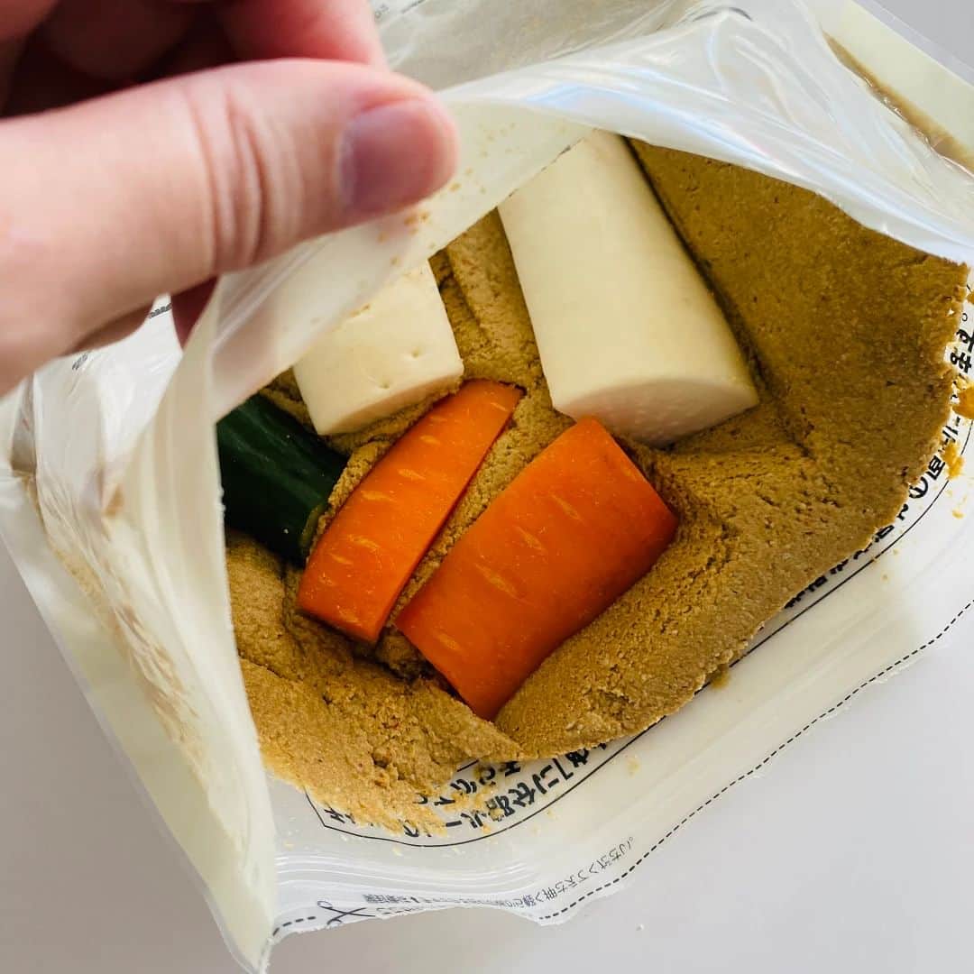 無印良品さんのインスタグラム写真 - (無印良品Instagram)「かき混ぜ不要ですぐ漬けられる、『発酵ぬかどこ』 - 毎日のかき混ぜがいらない、ぬかどこです。あらかじめ発酵させているので、そのまま野菜を漬けられます。  袋にチャックが付いているので、専用の容器の準備も不要。 水洗いしてカットした野菜を袋に入れ、チャックを閉めて冷蔵庫に12～24時間入れておくだけで、ぬか漬けができあがります。  ごはんのお供にはもちろん、チーズやゆで卵のぬか漬けはお酒のおつまみにも。  ▼商品名 発酵ぬかどこ  ▼価格（消費税込み） 890円 - #無印良品 #MUJI #ぬかどこ #ぬか漬け #ぬか床 #発酵食品 #おうちごはん #ぬか漬け生活 #漬物 #発酵ぬかどこ #料理 #漬け物」9月17日 10時00分 - muji_global