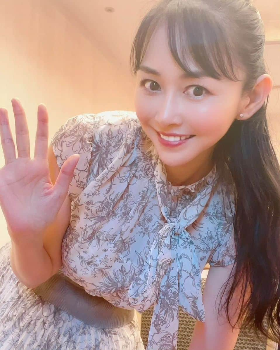 杉原杏璃のインスタグラム：「イベントス 横浜セミナー ありがとうございました  昨日は横浜でイベントスさんの投資セミナーに登壇していました。  お越しいただいた皆様ありがとうございました😊  ダイトロン株式会社さん　 カンロ株式会社さんも お世話になりました ありがとうございました。  中華街のすぐそばでのセミナーだったので...食べ歩きして帰りたかったー🥹  昨日は諸事情で1人での現場だったのでチキンな私は1人で中華街をぶらぶらして食べ歩きして帰ることなんて出来ず...直帰。。。👣👣 連休なのになーw  寂しッ！  家でゆっくり甘いものをいただきました♫  皆さん　素敵な週末をお過ごしください✨  #杉原杏璃 #sugiharaanri #anrisugihara #Japanese#girl #グラビア #グラドル#glamor #gravure #hot #asian #資産運用 #株式投資 #投資セミナー #イベントス #ダイトロン #カンロ #皆さんありがとうございました」