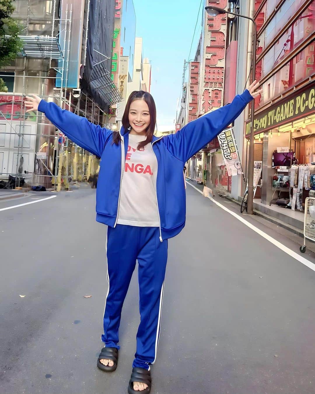 のインスタグラム：「昨日の秋葉原での ダサジャージイベントありがとうございました🍠💙笑  まずイベントに足を運んでくれたみなさん 本当にありがとう💖 楽しかったね😝！！  私がみんなもジャージ着てきて！とか言ったら みんなも着て来てくれたり 集合写真撮りたいから待ってて～！と 言ったら最後まで待っててくれたり いつも私がやりたーい！ってなったことに 付き合ってくれたり みんなには感謝しかないです😭💖  AV女優のサイン会はネットで発券ができないので 発券日に朝早くからお店に並んで発券してくれたり 本当に大変だと思う。 いつも本当にありがとう😢💎  大好きです💖 次は関西で会おうね☺️！！   #吉高寧々」