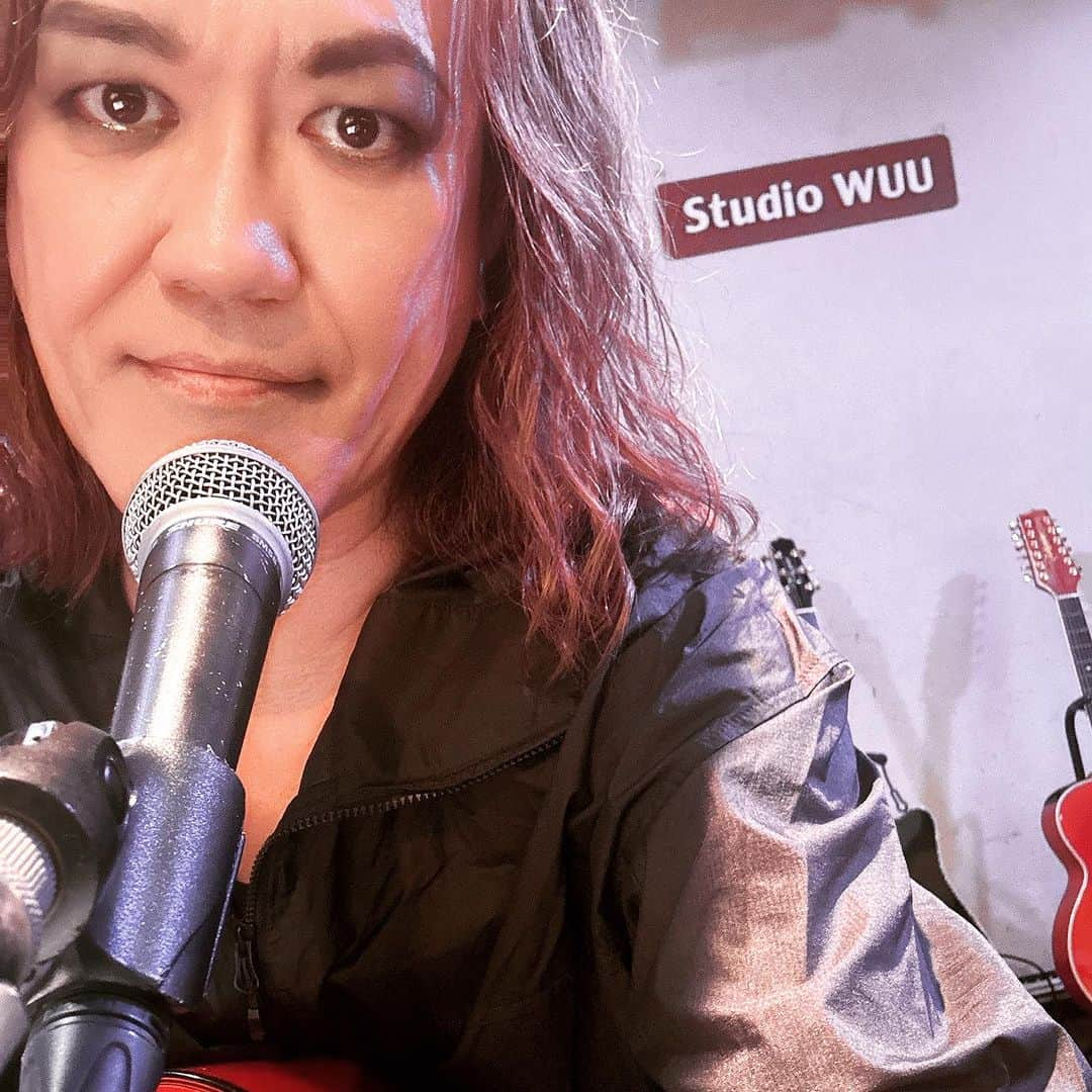 本城聡章さんのインスタグラム写真 - (本城聡章Instagram)「昨夜は弾き語り@柏🎸🎙 #studiowuu ご来場いただきありがとうございました♫楽しい楽しい夜でした😉 引き続き我らの航海の日は続きます⚓️次回は奈良初訪問🦌さーて何食べよう（笑）😋  #ThankYou #千葉 #Chiba #柏 #Kashiwa  #橘高文彦 #FumihikoKitsutaka  #本城聡章 #ToshiakiHonjo  #DreamOnGuitars #FumihikoKitsutakaToshiakiHonjoAcousticSessions #弾き語り #筋肉少女帯 #筋少 #KingShow #Daddario #ダダリオ #kyoritsucorporation #Takamine #タカミネ #expro #iPicks #MusicWorks #zoom」9月17日 10時08分 - honjo