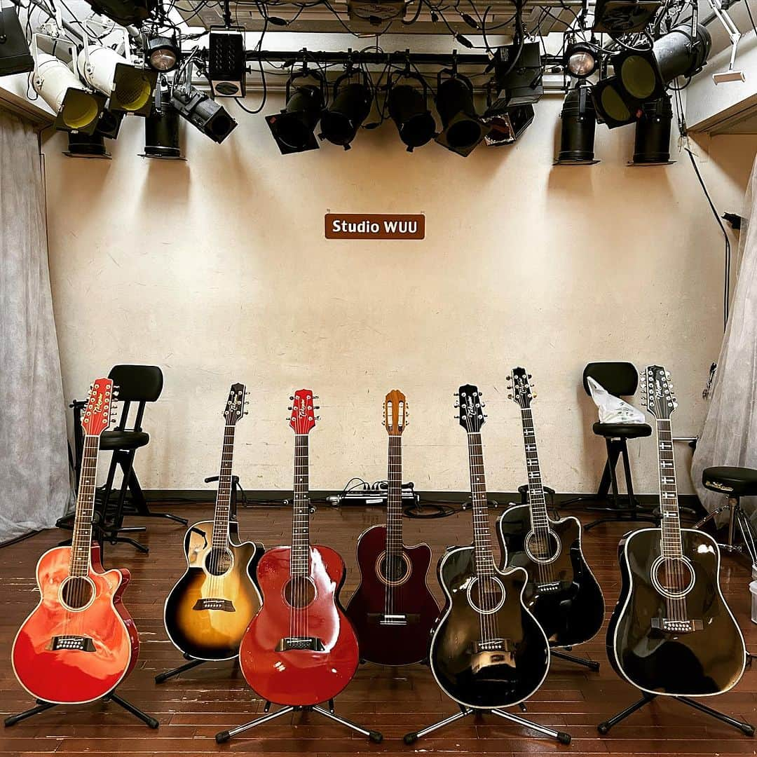 本城聡章さんのインスタグラム写真 - (本城聡章Instagram)「昨夜は弾き語り@柏🎸🎙 #studiowuu ご来場いただきありがとうございました♫楽しい楽しい夜でした😉 引き続き我らの航海の日は続きます⚓️次回は奈良初訪問🦌さーて何食べよう（笑）😋  #ThankYou #千葉 #Chiba #柏 #Kashiwa  #橘高文彦 #FumihikoKitsutaka  #本城聡章 #ToshiakiHonjo  #DreamOnGuitars #FumihikoKitsutakaToshiakiHonjoAcousticSessions #弾き語り #筋肉少女帯 #筋少 #KingShow #Daddario #ダダリオ #kyoritsucorporation #Takamine #タカミネ #expro #iPicks #MusicWorks #zoom」9月17日 10時08分 - honjo