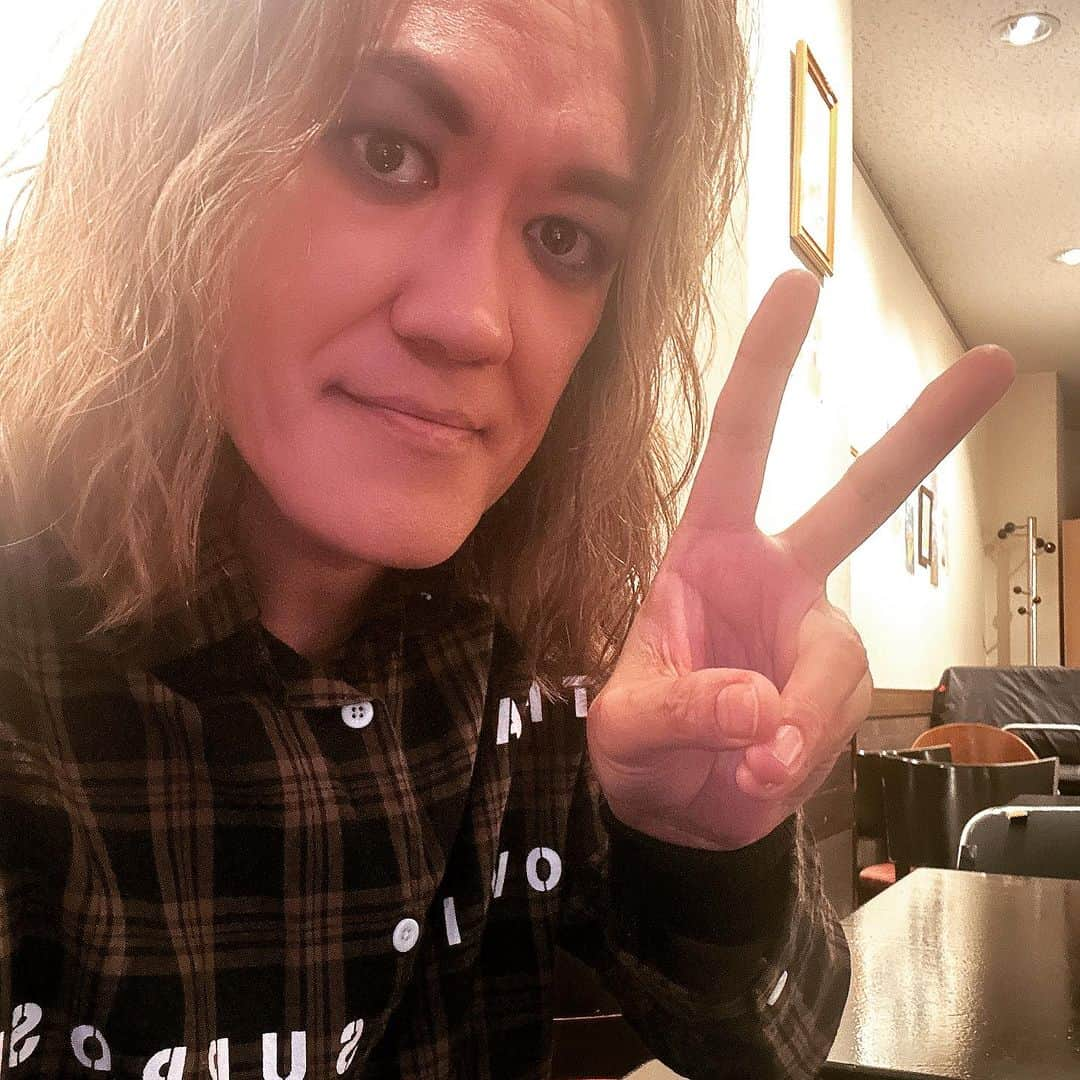 本城聡章さんのインスタグラム写真 - (本城聡章Instagram)「昨夜は弾き語り@柏🎸🎙 #studiowuu ご来場いただきありがとうございました♫楽しい楽しい夜でした😉 引き続き我らの航海の日は続きます⚓️次回は奈良初訪問🦌さーて何食べよう（笑）😋  #ThankYou #千葉 #Chiba #柏 #Kashiwa  #橘高文彦 #FumihikoKitsutaka  #本城聡章 #ToshiakiHonjo  #DreamOnGuitars #FumihikoKitsutakaToshiakiHonjoAcousticSessions #弾き語り #筋肉少女帯 #筋少 #KingShow #Daddario #ダダリオ #kyoritsucorporation #Takamine #タカミネ #expro #iPicks #MusicWorks #zoom」9月17日 10時08分 - honjo