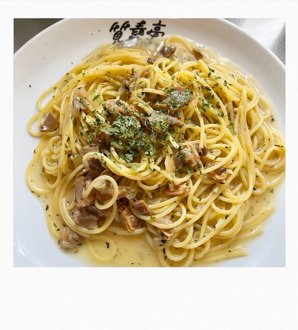 かせきさいだぁのインスタグラム：「本日の質素亭、我パスタブームゆえ『マ・マー あさりコンソメ』のパスタ❤️調理中、ゴミ捨てに外に出たら町がなんだかイイ匂い👃！なんだろ？と思ったらあーしの作ってるパスタの匂いだった😋あー！こういうコトなんだ‼︎となんだか感動した❤️ #質素亭 #しっそ亭」