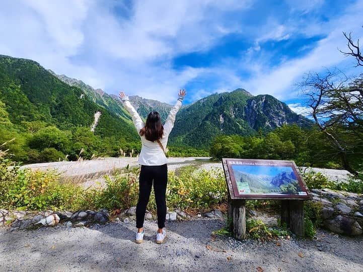 高橋美帆のインスタグラム：「⛰️🚶‍♀️  #上高地 #日本アルプス #長野 #信州 #中部山岳国立公園 #kamikochi #nihonalps #shinsyu #nagano」