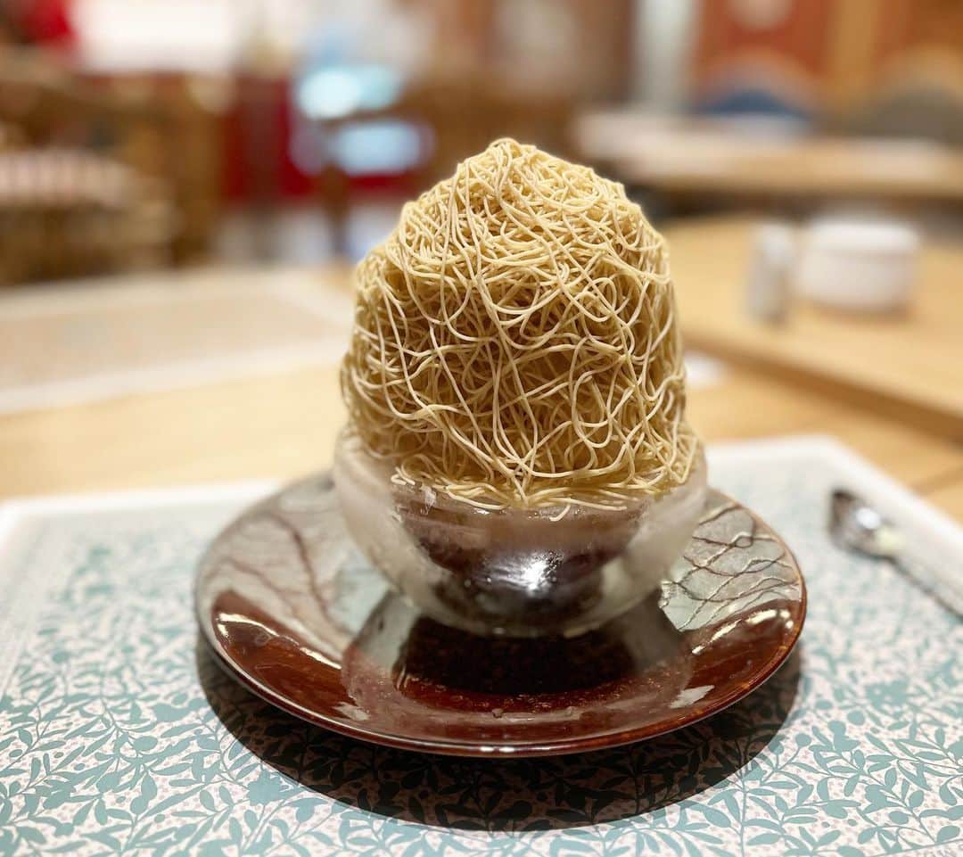 原田麻子さんのインスタグラム写真 - (原田麻子Instagram)「やまえ栗のモンブランかき氷  またしても @mizunobu_brook へ。  広報の方とお話しするのも楽しくw あとは構築の勉強にもなる…  新作にして今月末までの、モンブランを楽しみにしていました  パフェのような、スイーツ感覚で食べてほしいと、シャインマスカットやナガノパープルのかき氷より食べやすいサイズ感、うつわも違うものに。  もちろん構成もパフェのような。 上部分のモンブランの中は甘くない生クリーム。食べ進めた先に氷があります。 中盤で 和梨のシャーベット(これがまたおいしい！)、洋梨ソース、  底の方でほうじ茶シロップと いちじく果肉。  まさに上から食べ進めておいしいパフェのような。 生クリームもあえて甘さのないものにしているのがポイント。 かるいメレンゲ食べてるみたいで全然重たくないから するする食べられる〜 モンブラン部分は言わずもがな美味しい…  構成要素が多いと一見豪華ですごーいってなるけど、 結局何食べたのかわからんくて見た目の期待と実際のGAPに ん？ってなることもあるのだけど  基本全部果物の層でできていて 全ての果物のクオリティ高いから違和感ない  やっぱりパフェを常日頃から作ってる人とそうでない人の構築センスってでるよな  素材の重ね方が、入れすぎて変に混ざってなくて、 物足りなくもない  勉強になりました。  期間中また行きたいなー  #かき氷#かき氷🍧#おやつ#ごはん#sweets#shaveice#横浜かき氷」9月17日 10時20分 - achakoko