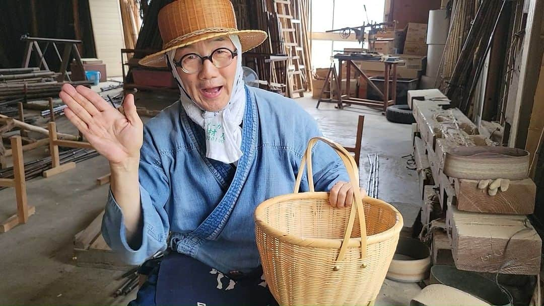 竹虎のインスタグラム：「伝統と匠の籠が50年ぶりに蘇りました。真竹磨きネジリ持ち手買い物籠は、半世紀前の竹手提げ籠の技に感動した現代の職人が、リスペクトの気持ちを込めて復刻した竹買い物籠です。形や編み方はもちろん、真鍮リベットや磨きの竹ヒゴと、表皮のついた竹ヒゴを使って、二本線を入れるという、細部まで復元したこだわりです。 . #竹虎 #虎斑竹専門店竹虎 #山岸竹材店 #竹虎四代目 #TAKETORA #竹製品 #竹細工 #竹工芸 #竹 #キッチン雑貨 #暮らし #basket #japan #bag #bamboo #bamboocraft #interior #かご #かごバッグ #籠 #エコ #バスケット #日々の暮らし #暮らしを楽しむ #竹のある暮らし #手提籠 #買い物 #50年ぶりに蘇った匠の竹買い物籠」