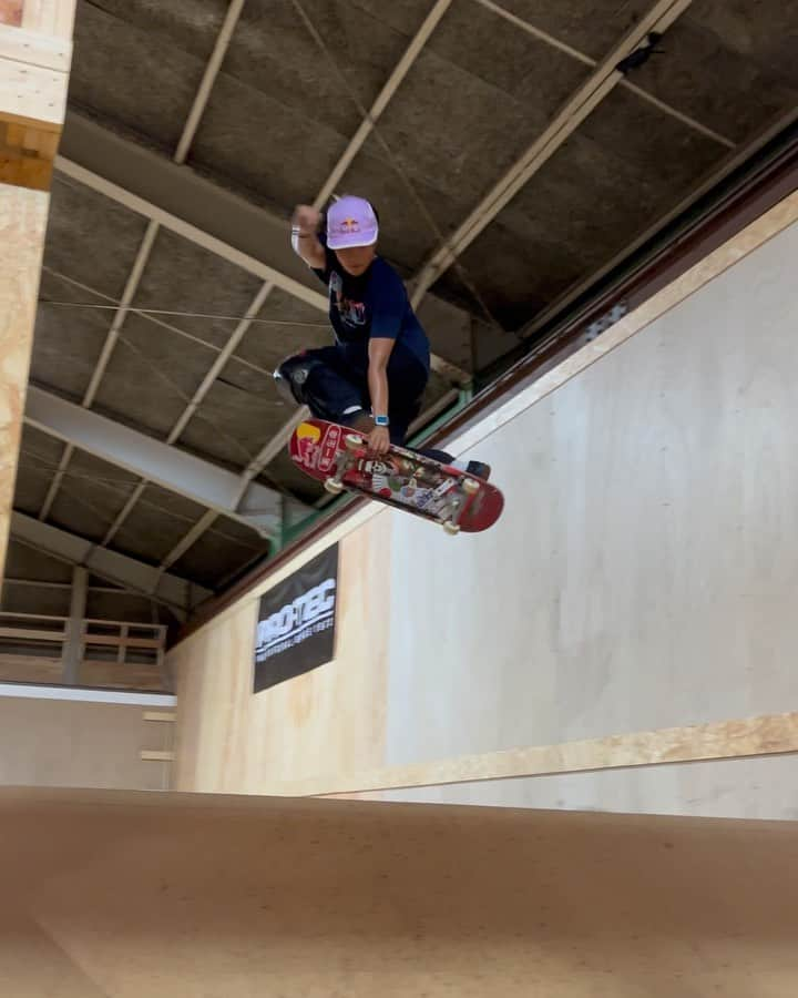 四十住さくらのインスタグラム：「夏Vacation.｡.:*🎐🍉🍧🛹  My knee feels good🦵👍  #summer #august #september #skateboarding #chilling #chill #oneline #new #trick #street #triple #kick #flip #train #iloveskateboarding #fun #第一生命  #2023 #夏 #8月 #9月 #顔着 #でっかい #たんこぶ 🤕 #夏休み #思い出 #楽しかった」