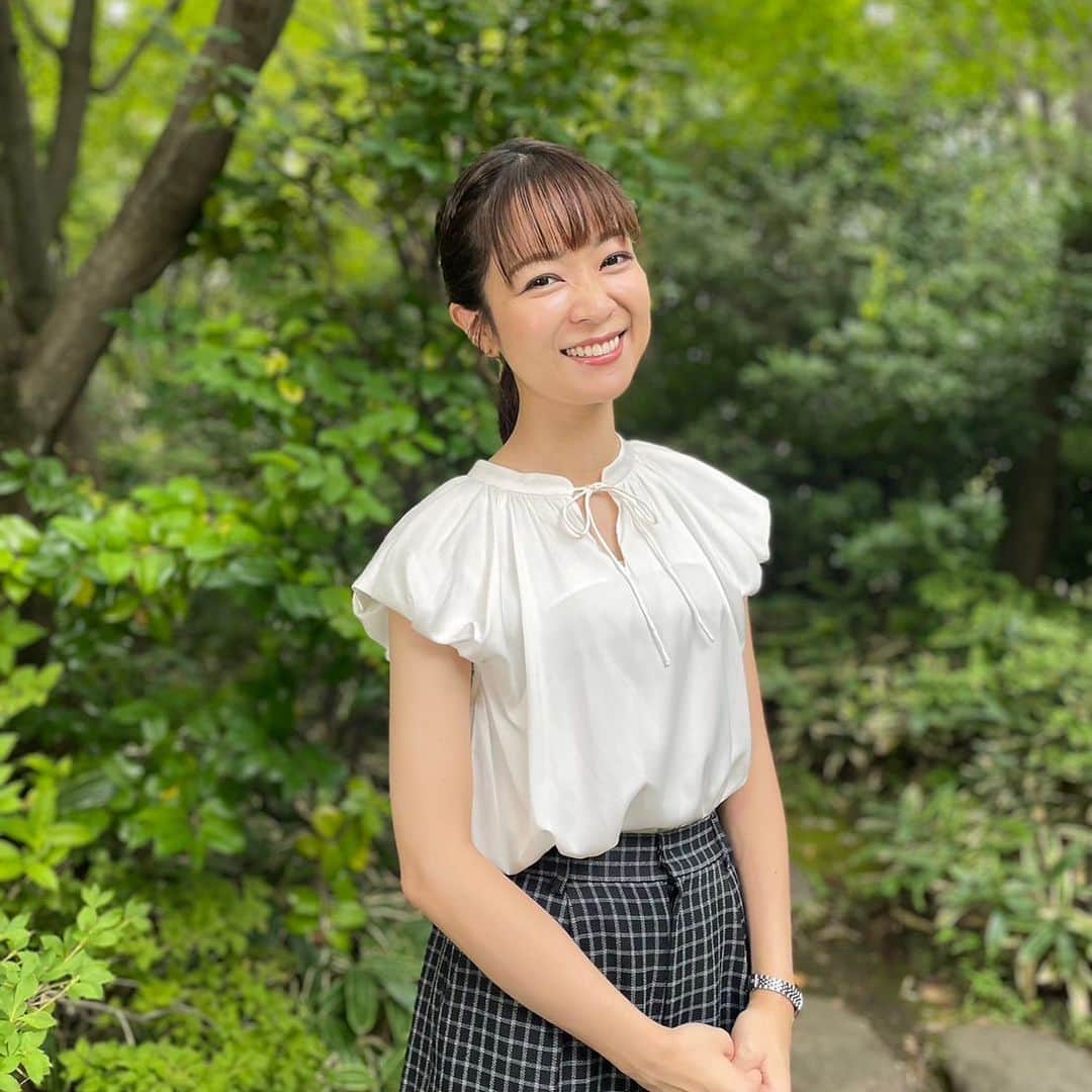 磯貝初奈のインスタグラム：「サンデーLIVE!!をご覧くださった皆様、ありがとうございました🙇‍♂️✨ 本番前後に外で聞こえる虫の音が秋仕様になってきました。  衣装提供 トップス @laisse_passe  パンツ @granyamaki   #PR #サンデーlive  #磯貝初奈」