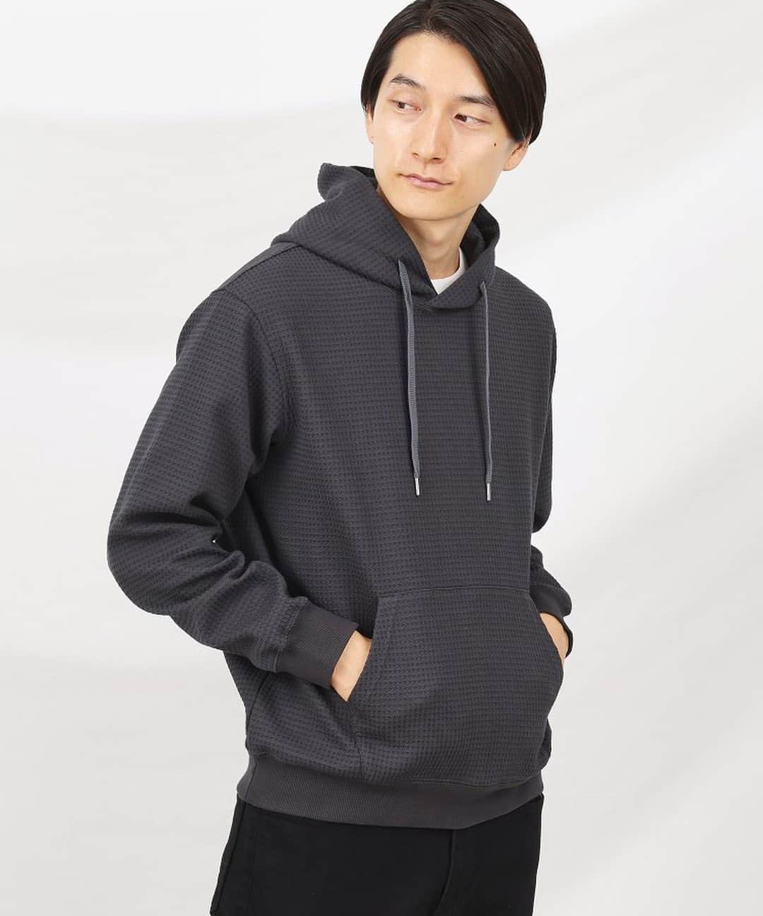 のインスタグラム：「【クロスウィーブ】 プルオーバー パーカー  快適な着心地と上品な仕上がり 特徴的で迫力ある立体伝統柄プルオーバーパーカー。 ソリッドカラーながら程よい艶感と表面の立体的な千鳥格子の織柄が、表情豊かで上品な子供っぽくならない、大人の為のパーカーに仕上げています。  デイリーに普段のスタイリングに取り入れやすく、さらに「ポリジン」の効果により洗濯しても衰えない抗菌防臭の機能性もあるので、例えばジムに行くときにサッと上に羽織っても◎  ⁡ No. 070-37371 ￥24,200-(tax in)  BLOGはこちら☞ https://store.world.co.jp/s/brand/takeo-kikuchi/blog-detail/index.html?article_id=735668  #takeokikuchi #mensfashion #menstyle #menswear#newarrival #hoodie #2023Autumn #タケオキクチ #メンズファッション #メンズスタイル #2023秋 #秋スタイル #パーカー #休日スタイル」