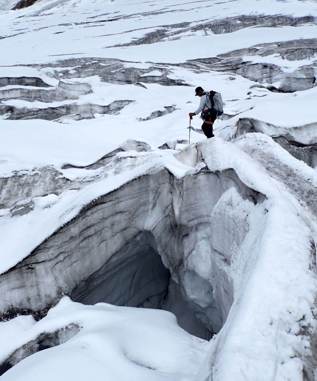野口健さんのインスタグラム写真 - (野口健Instagram)「5800m付近のキャンプ1に。先程、ベースキャンプに戻りました。クレバスだらけ。深いのは軽く100mはありそうだ。気をつけなければ…  2019年はキャンプ1まで平らな氷河を登りましたが、今回はズタズタ。まるで景色が違い心底ビックリ。短期間でここまで氷河が溶けている事に心底驚いた。雪崩の音も…あちこちから。やはり、短期決戦かな。しかし、登り降りを繰り返しながら体を作っていきたい。葛藤が続きますね。ただ、天気は悪くない。  明日はベースキャンプでプジャ（安全祈願）。サマ村からお坊さんが上がってきて下さります。ヒマラヤ遠征隊ではとても大切な儀式です。  明日は1日、レストし、明後日はキャンプ1泊。明後日は体調が良ければキャンプ2を目指します。  ♯野口健 ♯マナスル」9月17日 10時50分 - noguchiken8848