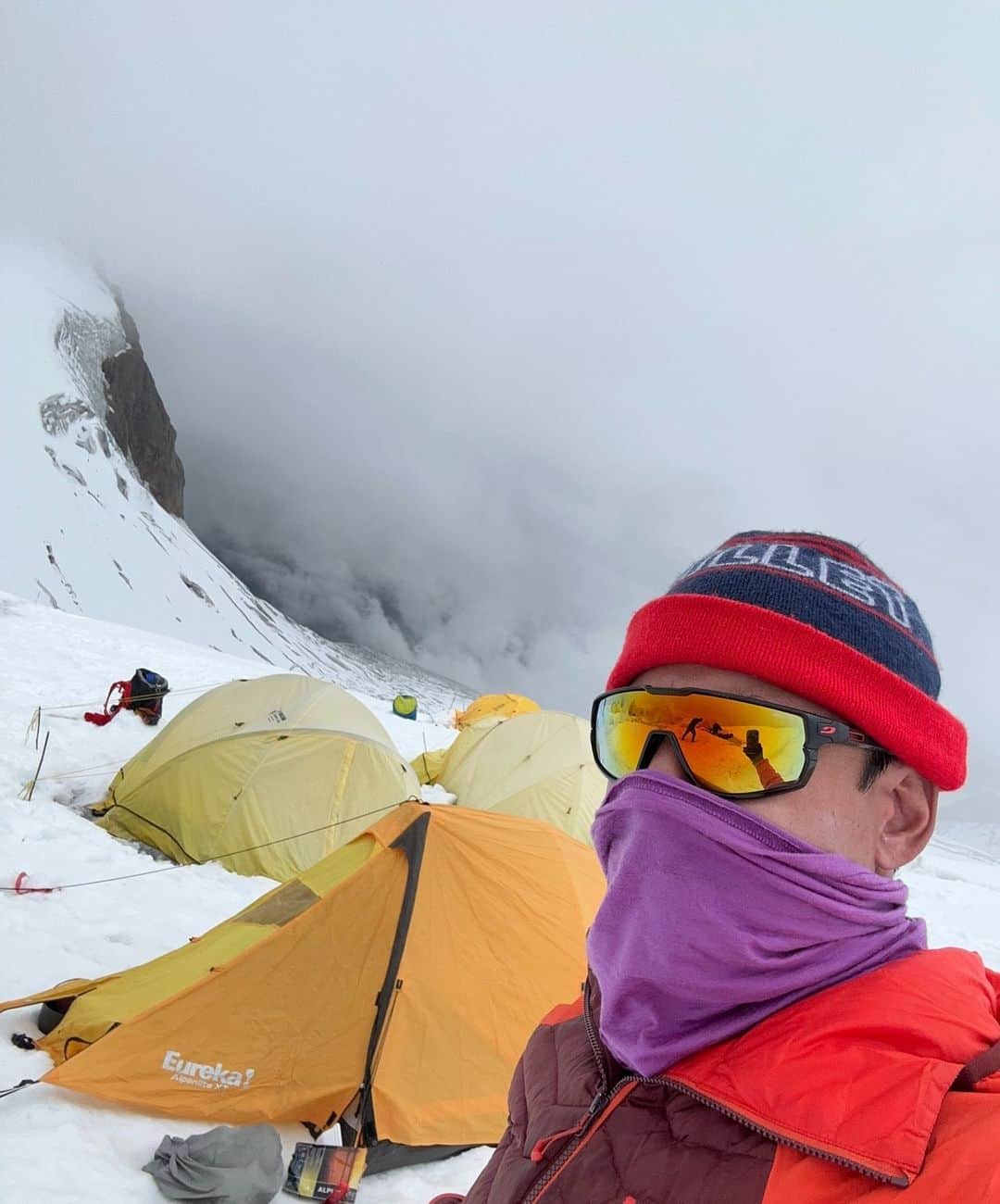 野口健さんのインスタグラム写真 - (野口健Instagram)「5800m付近のキャンプ1に。先程、ベースキャンプに戻りました。クレバスだらけ。深いのは軽く100mはありそうだ。気をつけなければ…  2019年はキャンプ1まで平らな氷河を登りましたが、今回はズタズタ。まるで景色が違い心底ビックリ。短期間でここまで氷河が溶けている事に心底驚いた。雪崩の音も…あちこちから。やはり、短期決戦かな。しかし、登り降りを繰り返しながら体を作っていきたい。葛藤が続きますね。ただ、天気は悪くない。  明日はベースキャンプでプジャ（安全祈願）。サマ村からお坊さんが上がってきて下さります。ヒマラヤ遠征隊ではとても大切な儀式です。  明日は1日、レストし、明後日はキャンプ1泊。明後日は体調が良ければキャンプ2を目指します。  ♯野口健 ♯マナスル」9月17日 10時50分 - noguchiken8848
