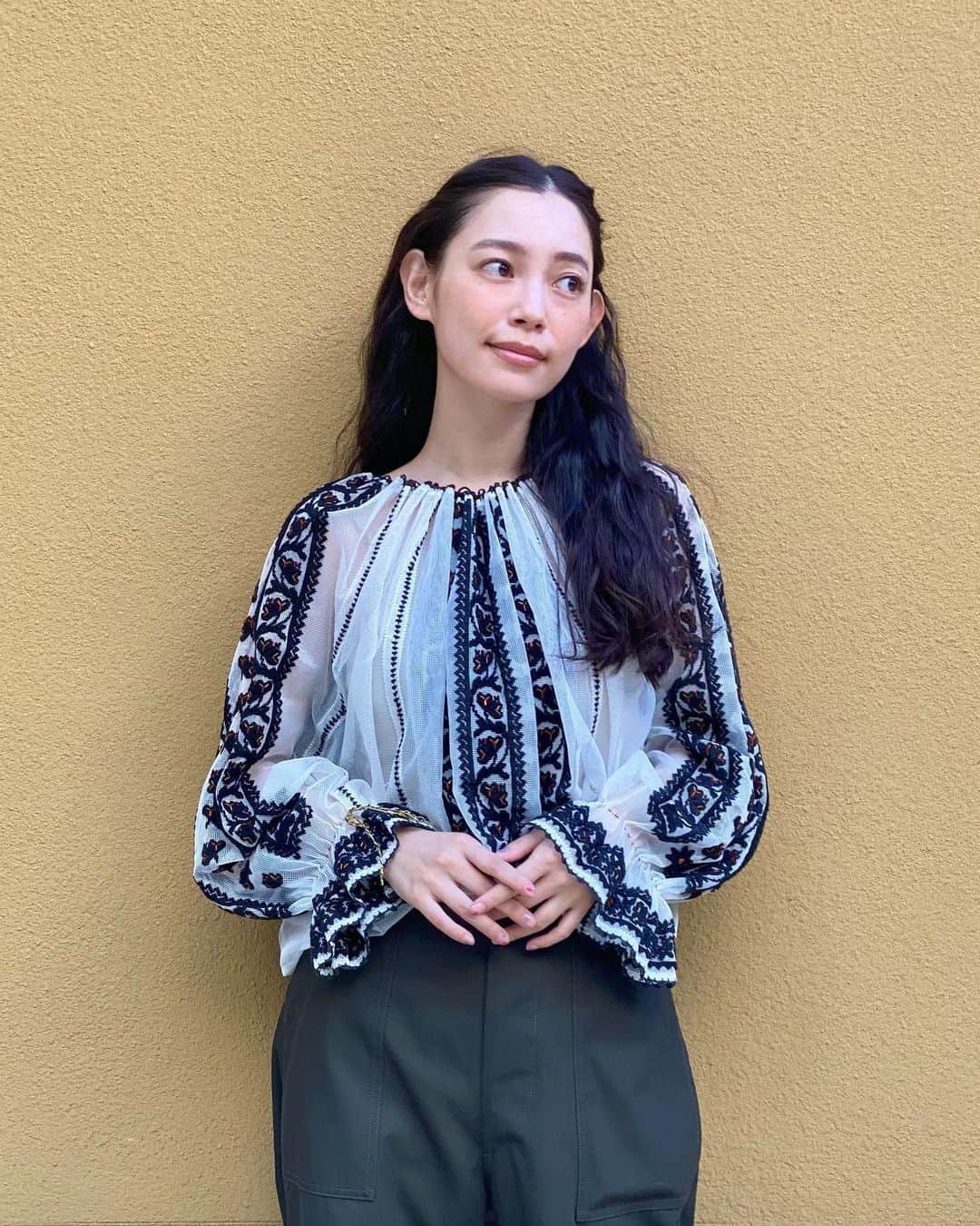 阿久津ゆりえのインスタグラム：「Spick&Spanのweb特集ページにいます🌿  新しくできたミリタリーライン"Lot No."のパンツとvintageのシースルー刺繍ブラウスを合わせて全体的に古着っぽい着こなしに。  たまたまこの日の別撮影で髪の毛をくるくるにしてもらったのも相まっていい感じ！🌼  特集ページに出てるみなさんの着こなしもすごく素敵で、参考になるのでぜひサイトをチェックしていただけたらと思います。✔️ (ストーリーズにリンク貼ってあります🔗) #spickandspan #LotNo #ミリタリー #ルーマニア刺繍ブラウス」