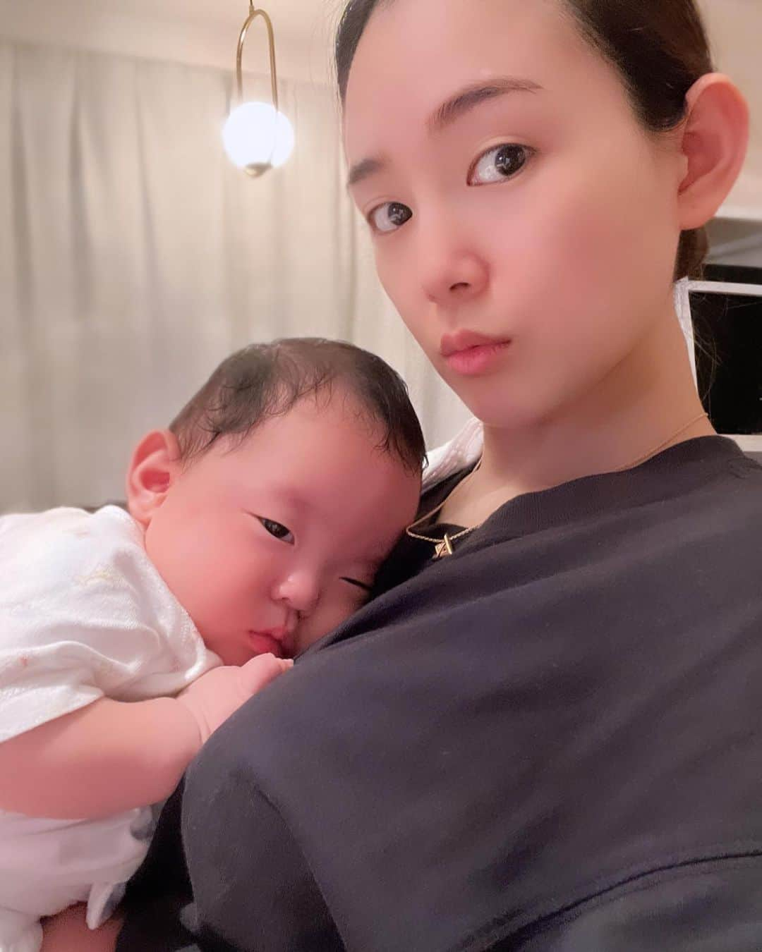 中村エリカのインスタグラム：「少し前から縦抱きにも慣れてきた👶🩵 うつ伏せ遊びのおかげで慣れてきた🙆‍♀️ 先日の3ヶ月検診では健康ですと先生に言ってもらい、首もだいぶ座ってきてあとは後ろだけですね〜って言ってもらえた✌️ 手の認識ができるようになってきてお口に手を持っていくのも成長の一つみたいで可愛い✊👶💕 . . . #3ヶ月ベビー #首座りかけ #育児レポ #生後3ヶ月 #3ヶ月検診 #うつ伏せ遊び #baby #子育て #子育てママ #3monthsold  #3monthsoldbaby」