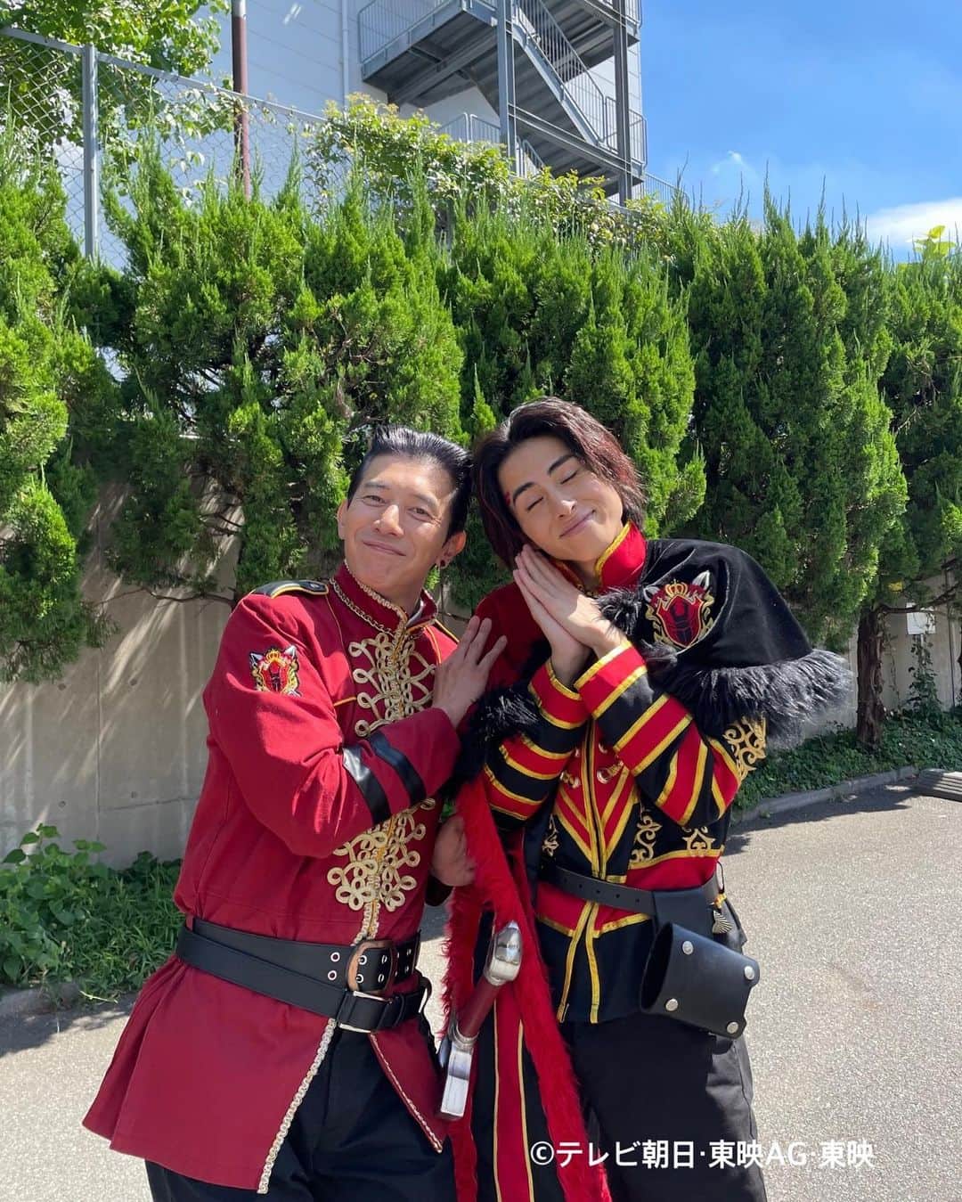 のインスタグラム：「ギラこと、酒井大成くんと。  真面目で素直で天然で🤣 素晴らしい座長です。  #キングオージャー #酒井大成」