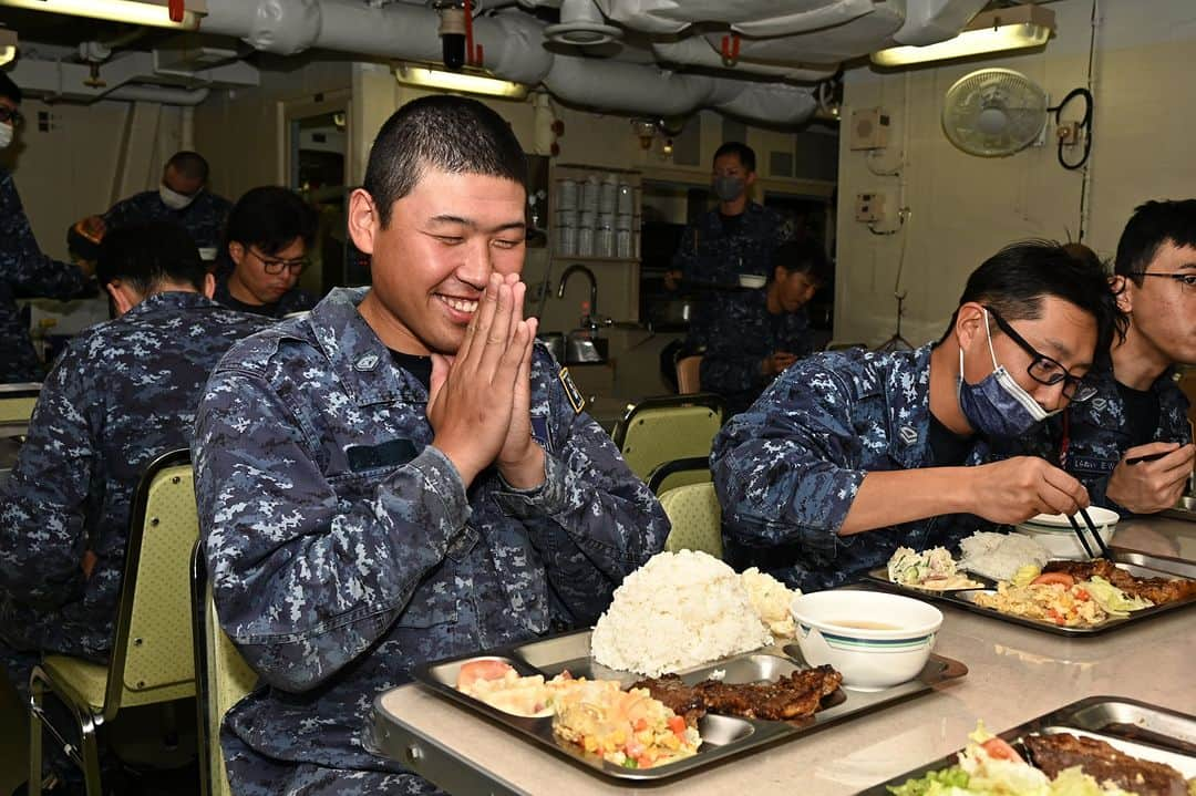 海上自衛隊さんのインスタグラム写真 - (海上自衛隊Instagram)「ぐふふ( *´艸｀) 待ってました♡  ステーキをさらに美味しくするのは、山盛りご飯🍚  #いただきます #笑顔 #至福 #しらぬい #ステーキ #ランチ #日曜日」9月17日 11時00分 - jmsdf_pr