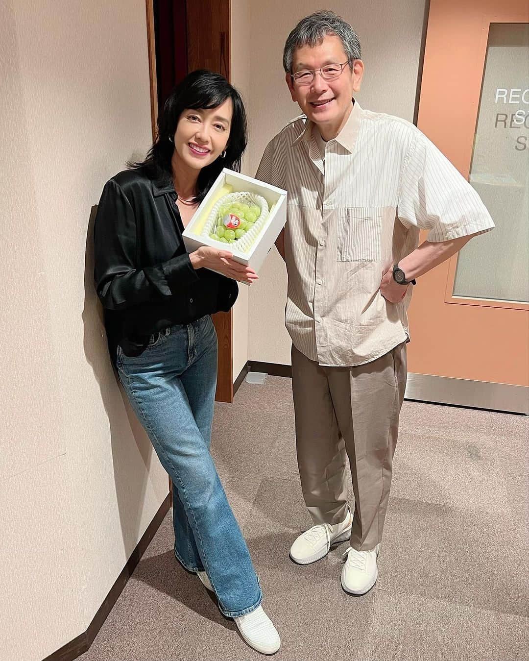 早見優のインスタグラム：「With @goto.shigeyoshi before our radio.  いつも優しい口調で、楽しい駄洒落いっぱいの後藤アンカー🎶 英語で駄洒落ってなんでいうんだろう？ Dad jokes? His ‘dad jokes’ always make me laugh!!!🤣  #ラジオ深夜便ビギナーズ  #nhk #nhkラジオ #radio #latenight #dadjokes」